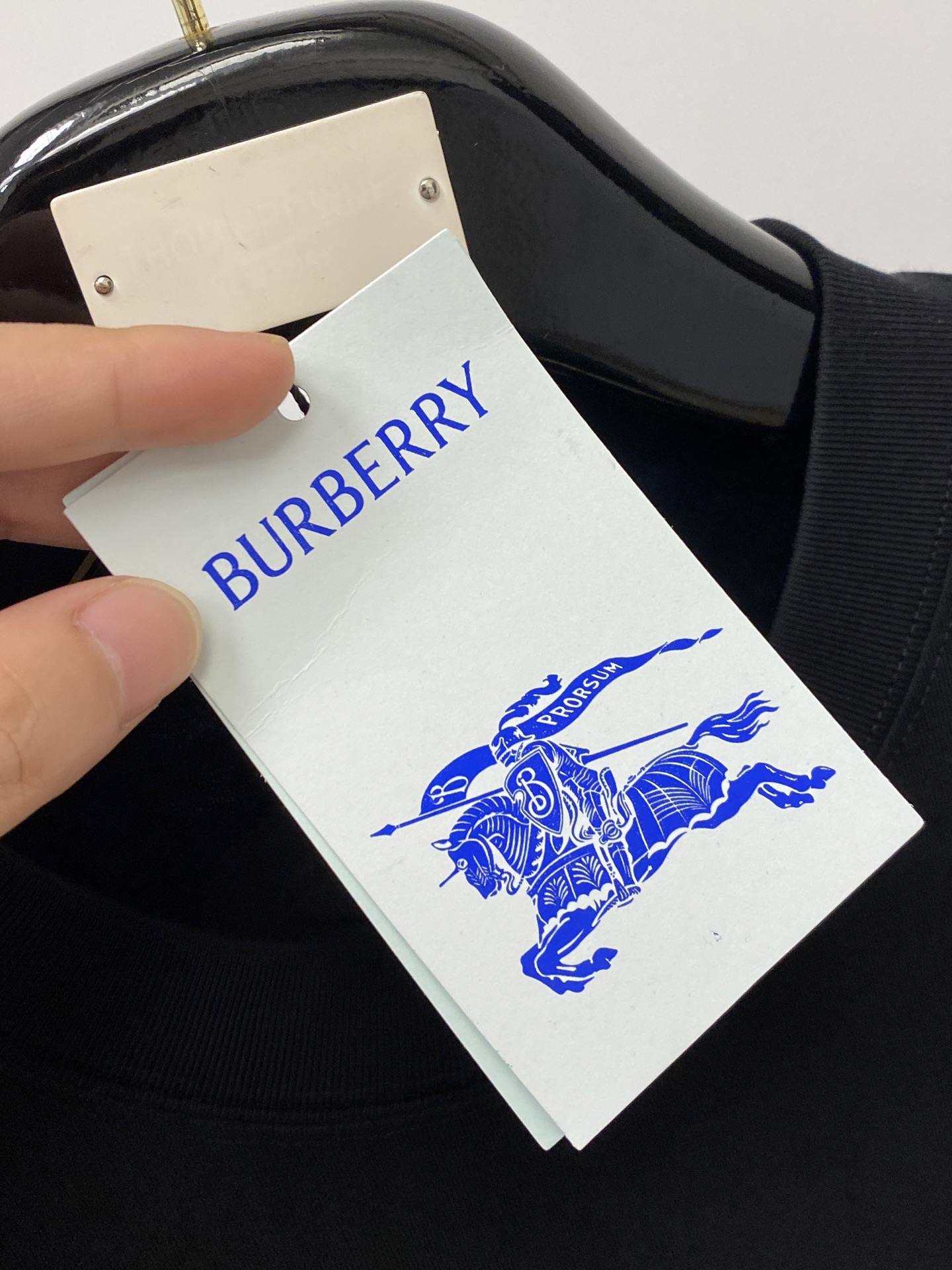巴宝莉、2026新品短袖T恤，帅气时尚，胸前精致刺绣图案字母logo，简约百搭款。面料棉 不仅挺括，保持