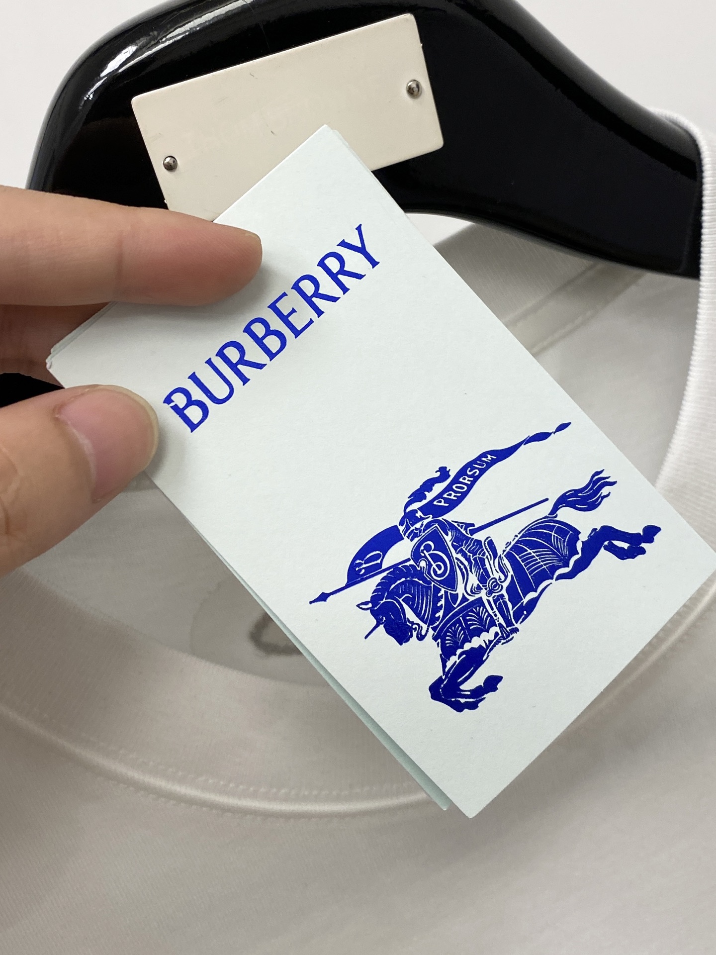 巴宝莉、2026新品短袖T恤，帅气时尚，胸前精致刺绣图案字母logo，简约百搭款。面料棉 不仅挺括，保持