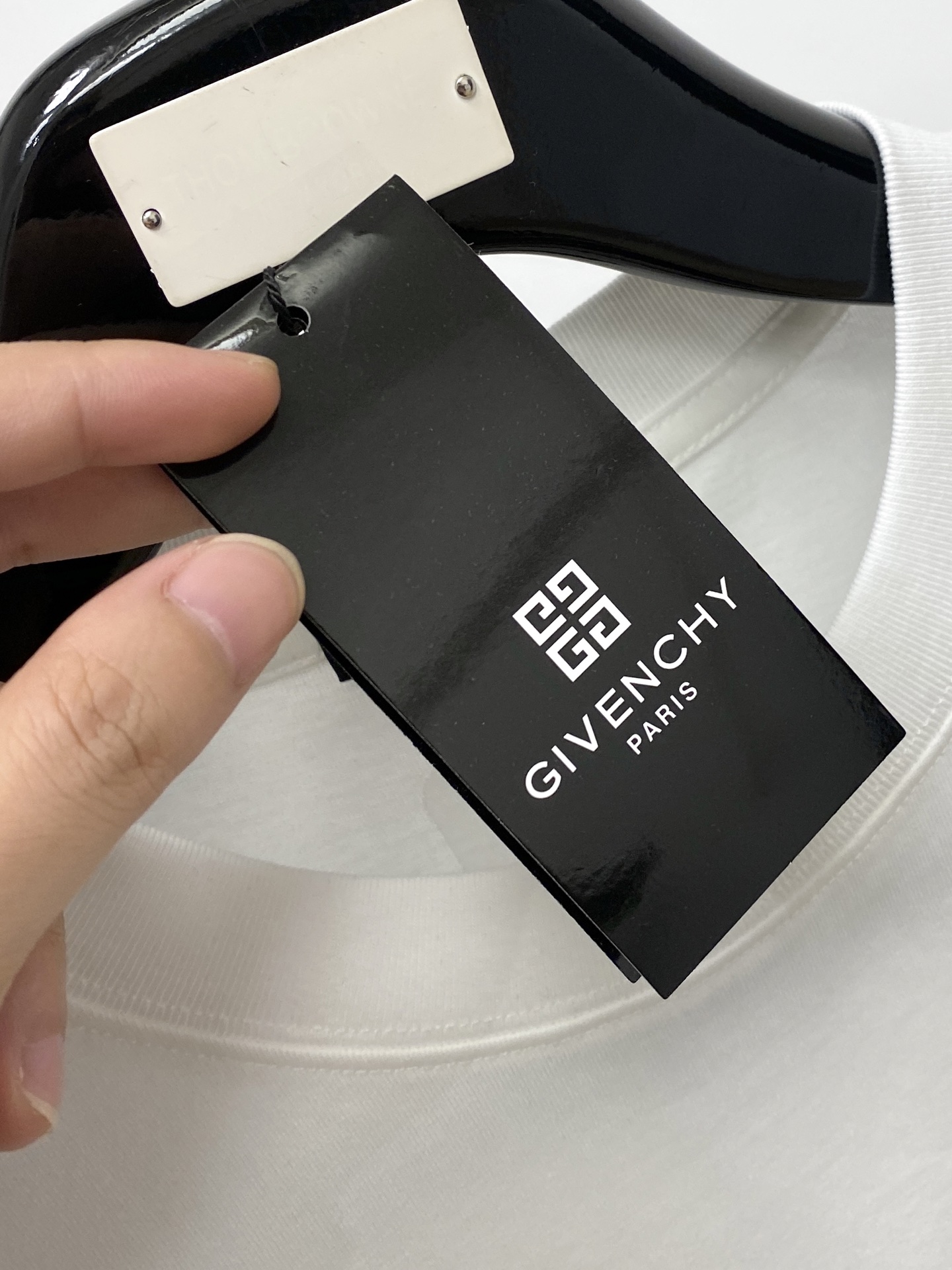 纪梵希、2026新品短袖T恤，帅气时尚，胸前精致刺绣图案字母logo，简约百搭款。面料棉 不仅挺括，保持