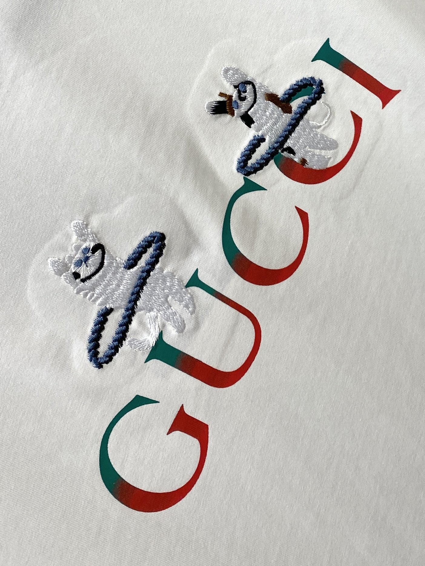 古奇、2026新品短袖T恤，帅气时尚，胸前精致刺绣图案字母logo，简约百搭款。面料棉 不仅挺括，保持潮