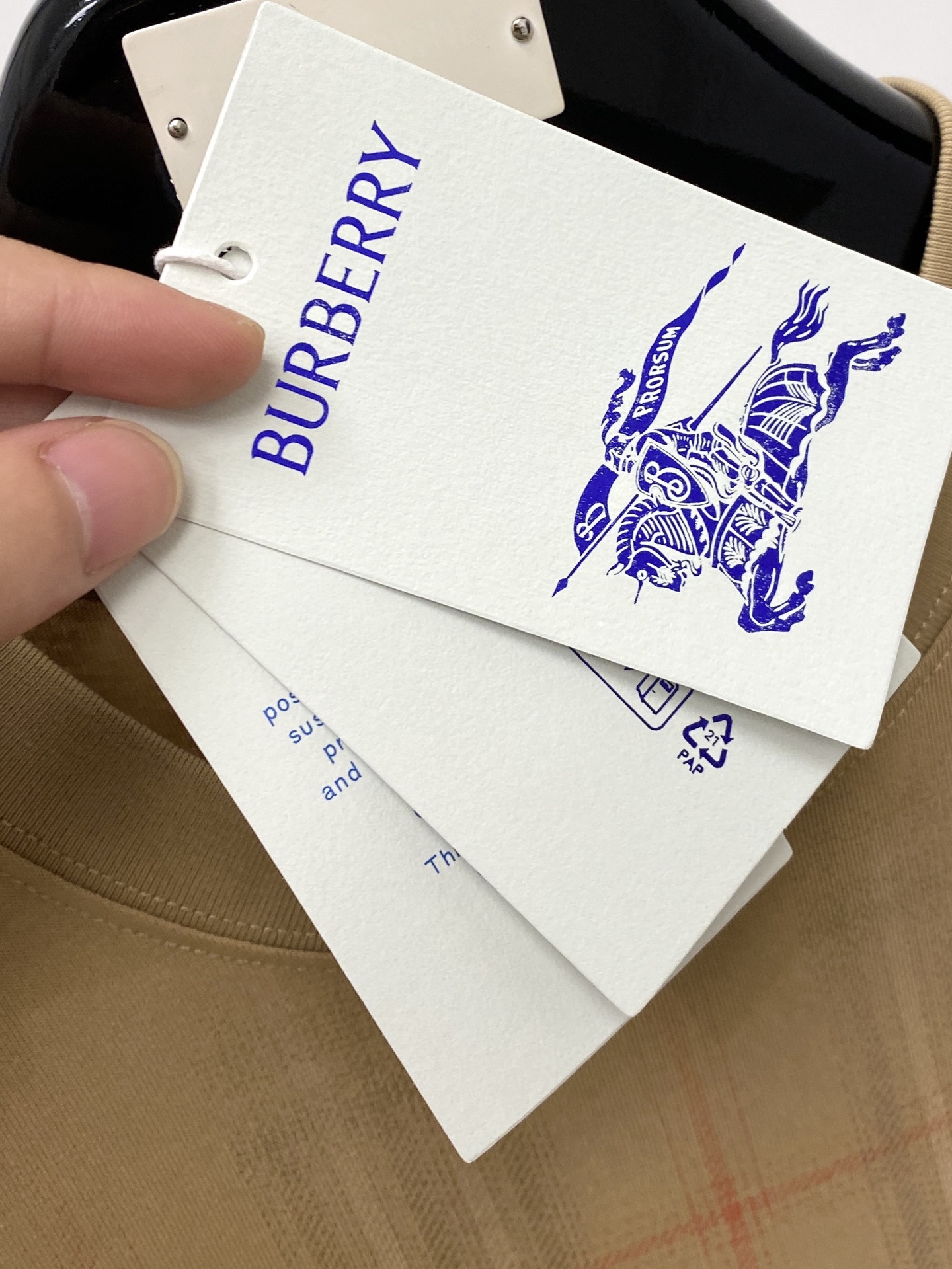 巴宝莉、2026新品短袖T恤，帅气时尚，经典巴宝莉格纹logo，简约百搭款。面料棉 不仅挺括，保持潮流的