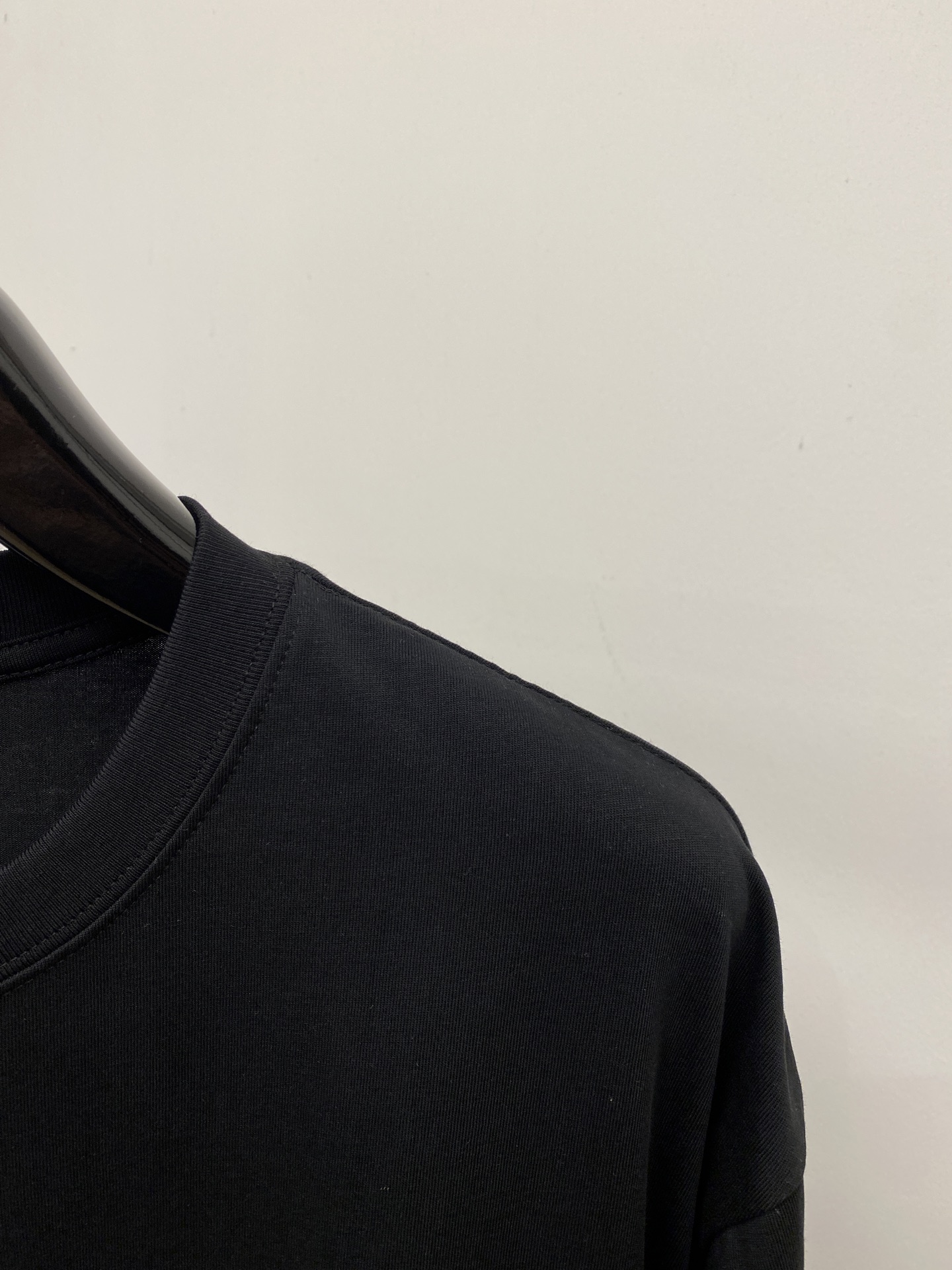AMIRI、2026新品短袖T恤，帅气时尚，胸前精致刺绣图案logo，简约百搭款。面料棉 不仅挺括，保持