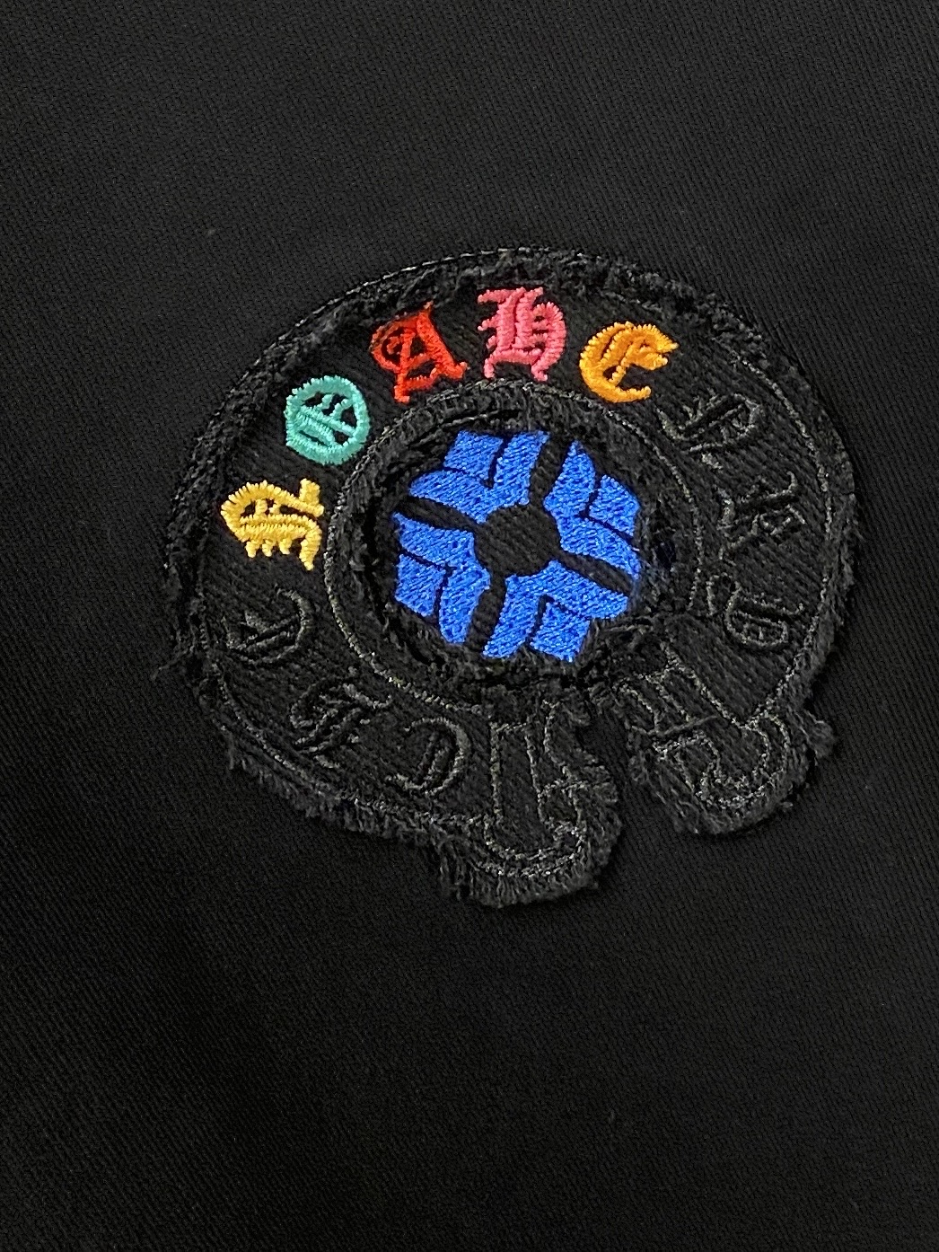 克罗心、2026新品短袖T恤，帅气时尚，胸前精致刺绣图案字母logo，简约百搭款。面料棉 不仅挺括，保持