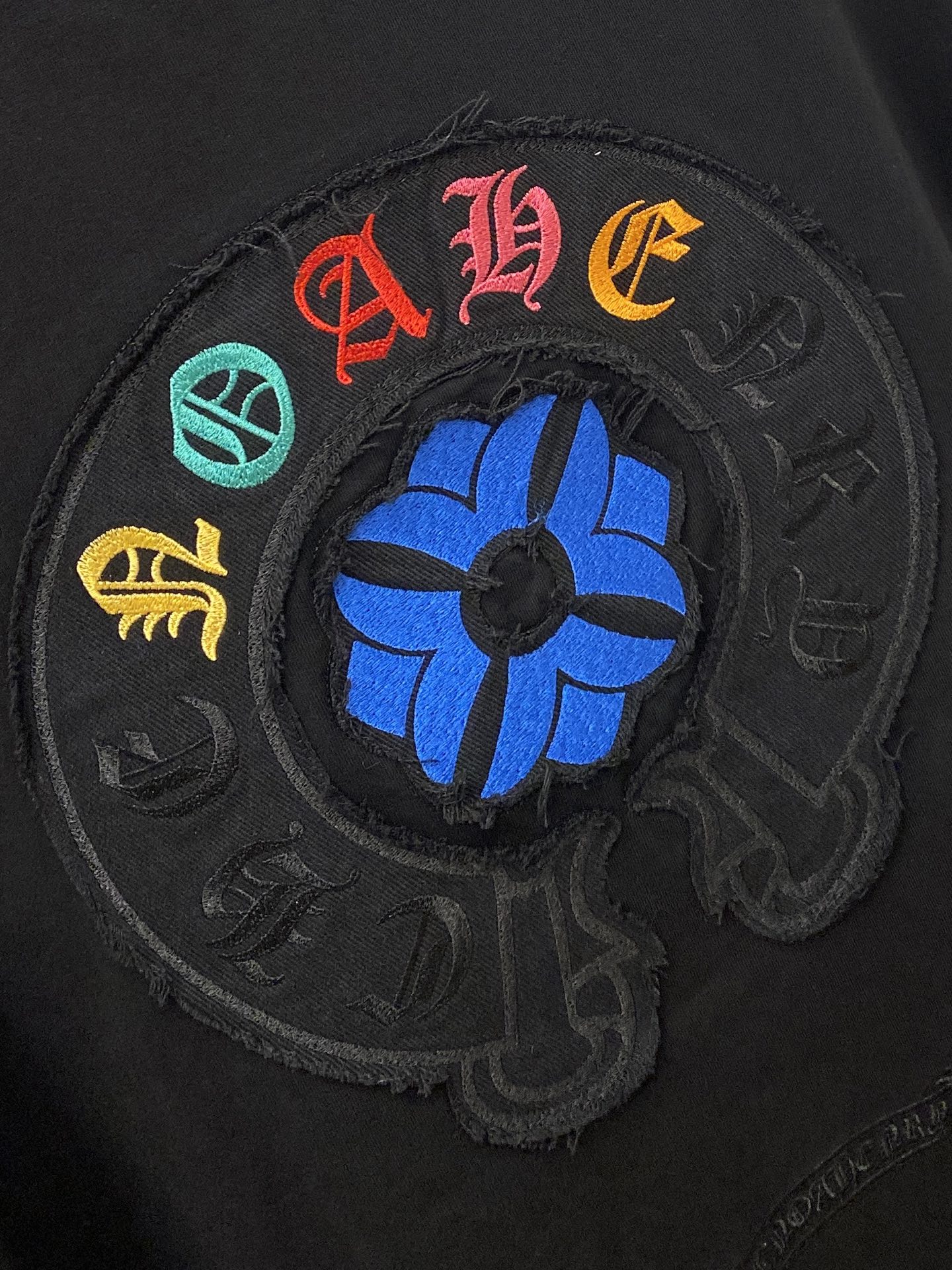 克罗心、2026新品短袖T恤，帅气时尚，胸前精致刺绣图案字母logo，简约百搭款。面料棉 不仅挺括，保持