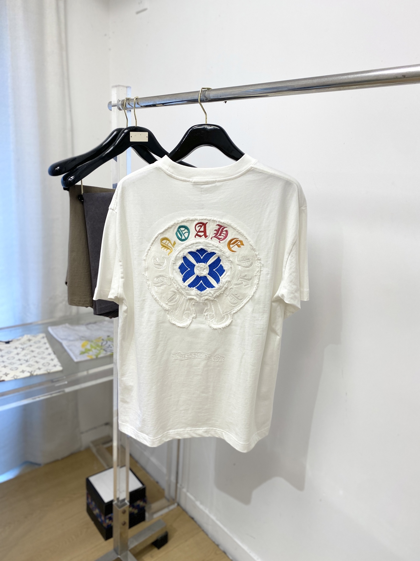 克罗心、2026新品短袖T恤，帅气时尚，胸前精致刺绣图案字母logo，简约百搭款。面料棉 不仅挺括，保持