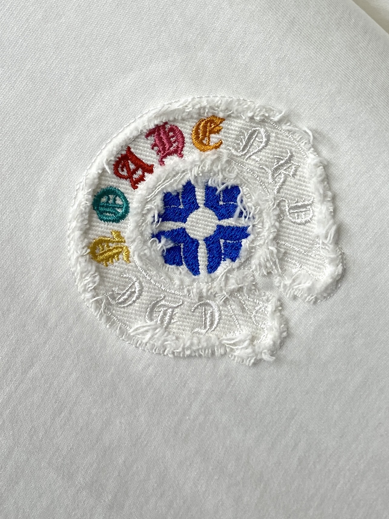 克罗心、2026新品短袖T恤，帅气时尚，胸前精致刺绣图案字母logo，简约百搭款。面料棉 不仅挺括，保持
