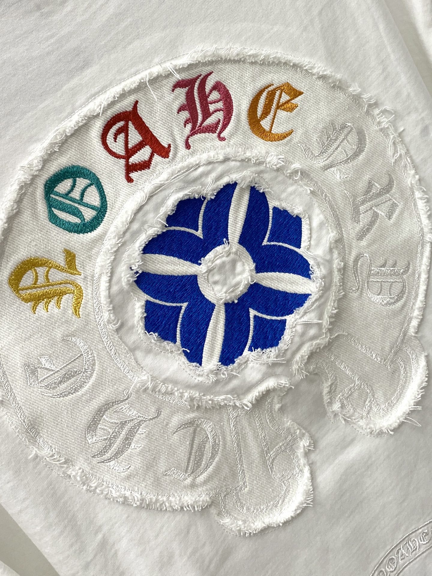 克罗心、2026新品短袖T恤，帅气时尚，胸前精致刺绣图案字母logo，简约百搭款。面料棉 不仅挺括，保持