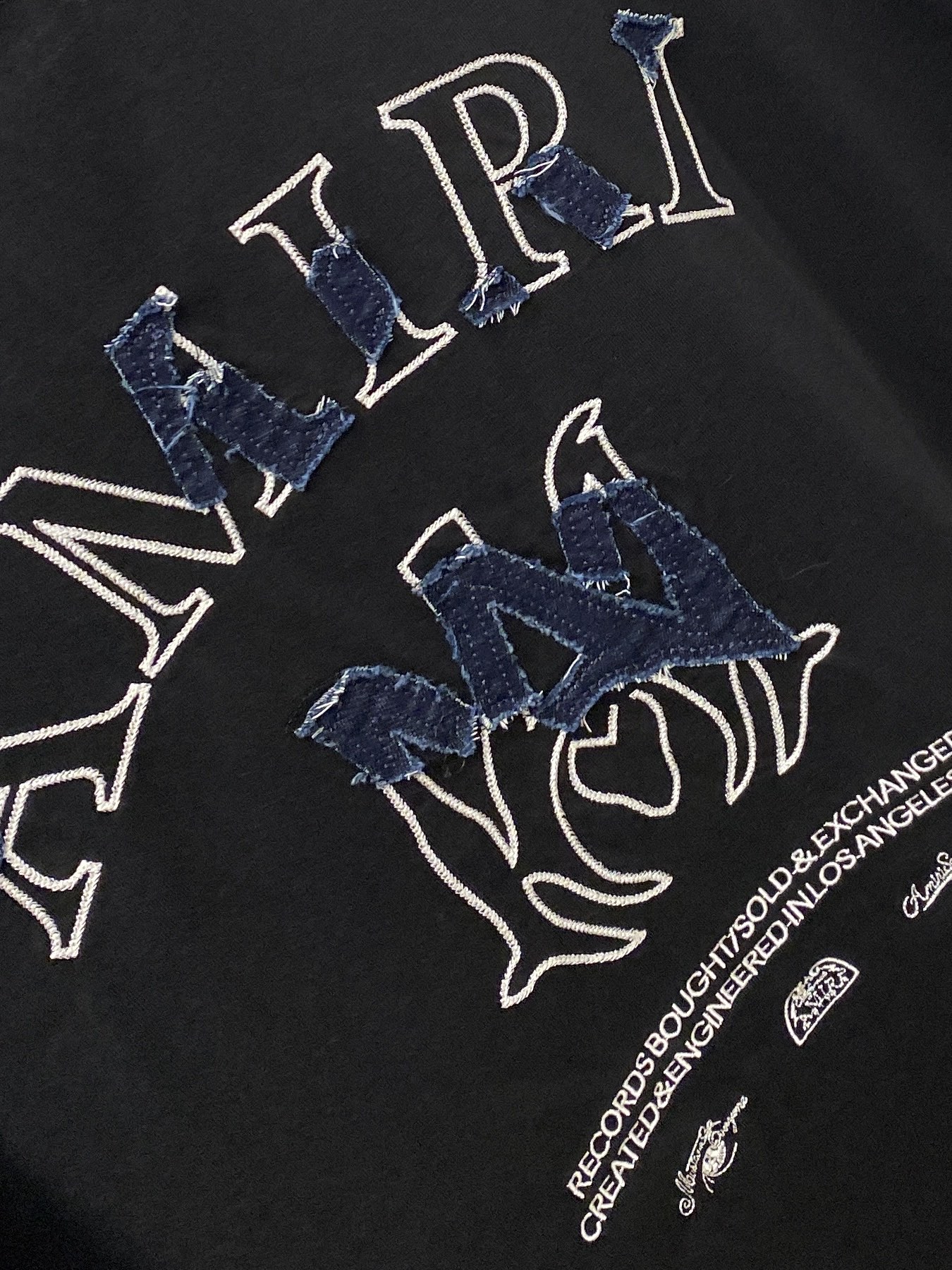 AMIRI、2026新品短袖T恤，帅气时尚，胸前精致刺绣图案logo，简约百搭款。面料棉 不仅挺括，保持