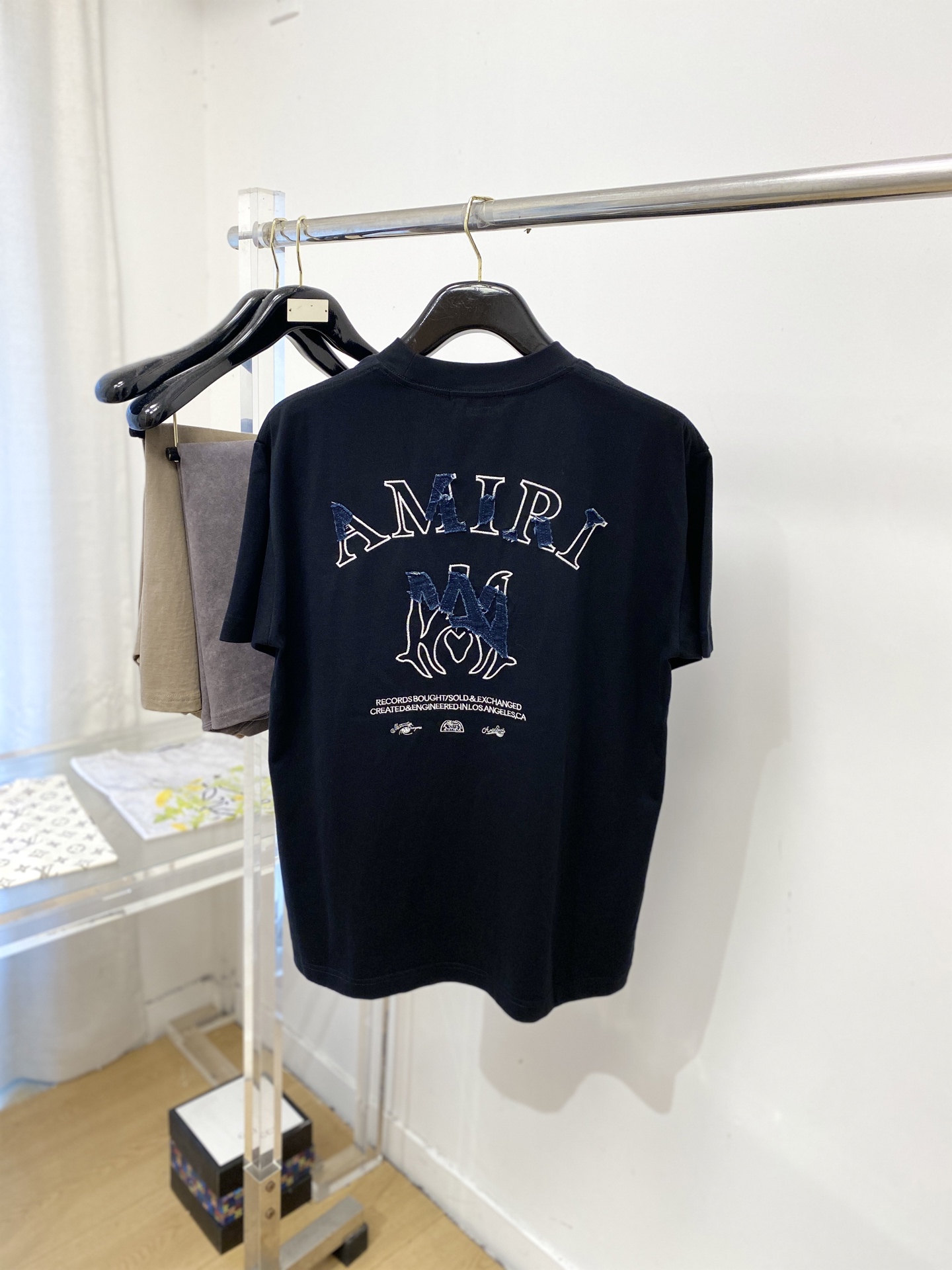 AMIRI、2026新品短袖T恤，帅气时尚，胸前精致刺绣图案logo，简约百搭款。面料棉 不仅挺括，保持