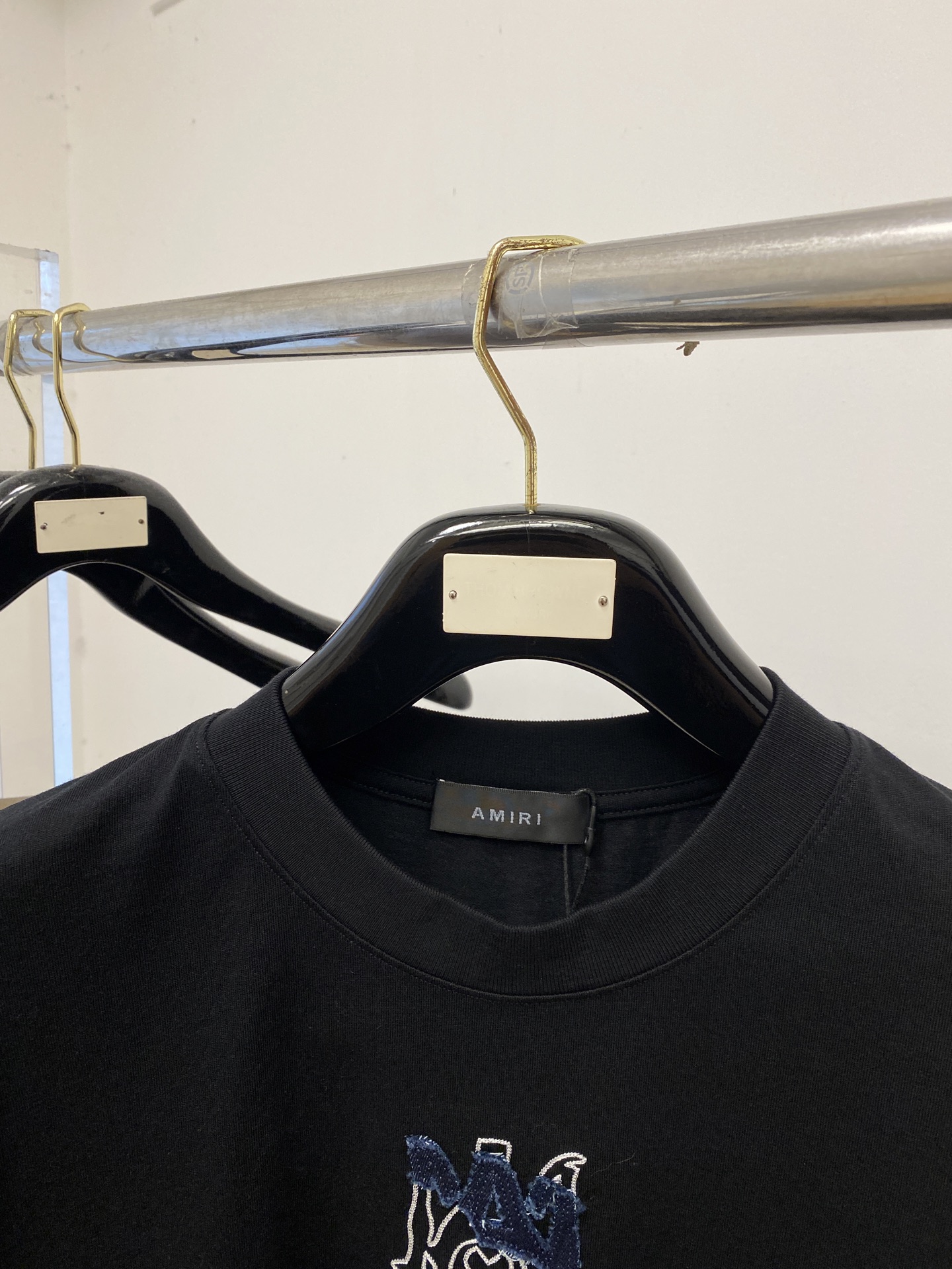AMIRI、2026新品短袖T恤，帅气时尚，胸前精致刺绣图案logo，简约百搭款。面料棉 不仅挺括，保持