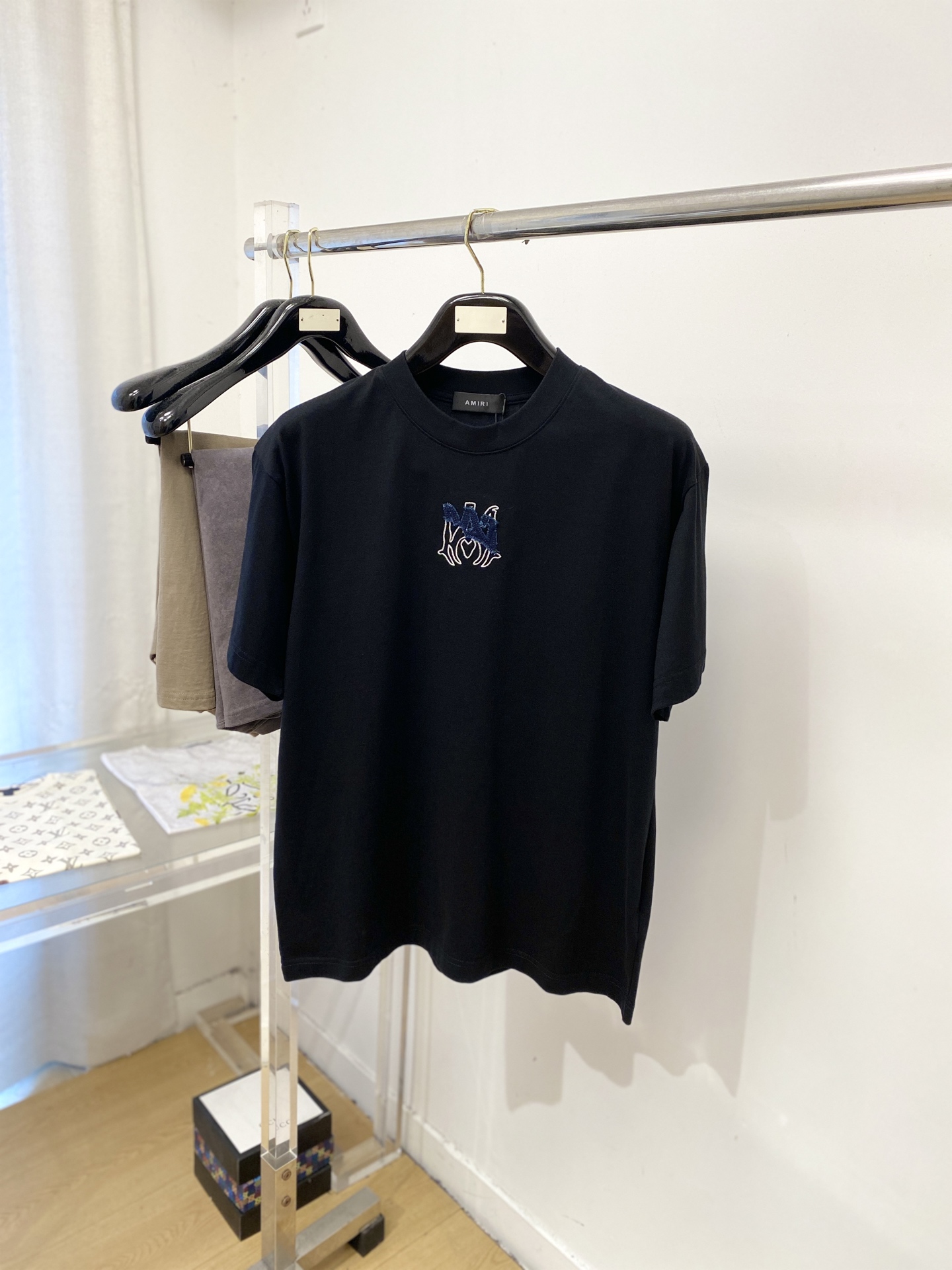 AMIRI、2026新品短袖T恤，帅气时尚，胸前精致刺绣图案logo，简约百搭款。面料棉 不仅挺括，保持