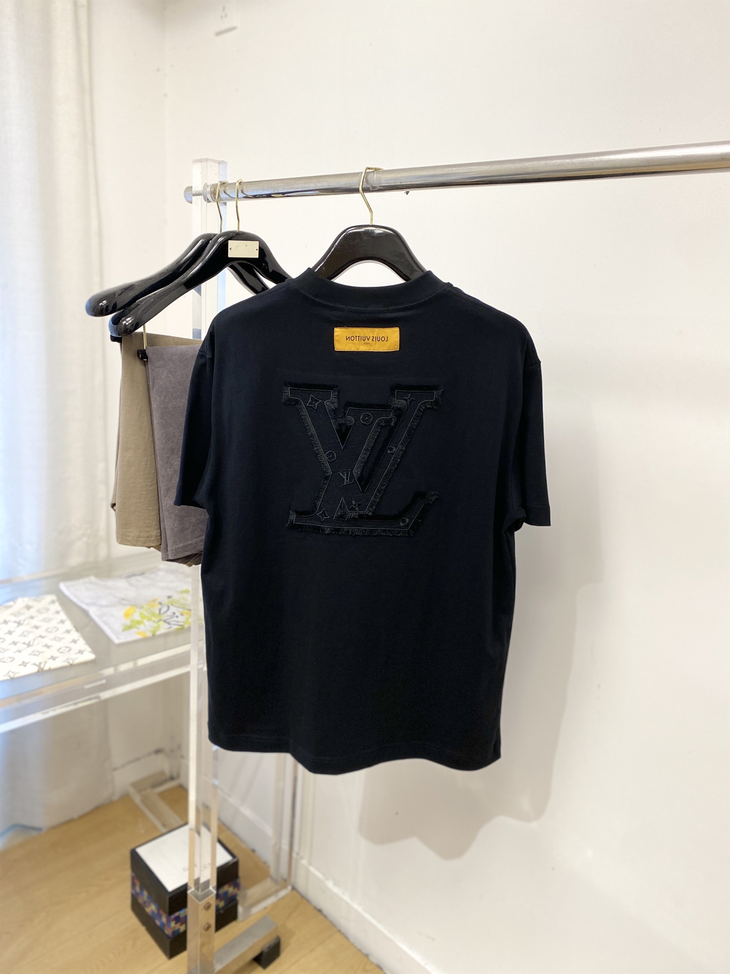 路易威登、2026新品短袖T恤，帅气时尚，胸前精致刺绣字母logo，简约百搭款。面料棉 不仅挺括，保持潮