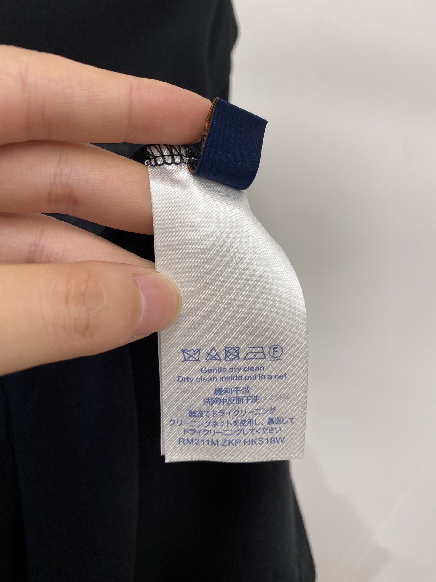 路易威登、2026新品短袖T恤，帅气时尚，胸前精致刺绣字母logo，简约百搭款。面料棉 不仅挺括，保持潮