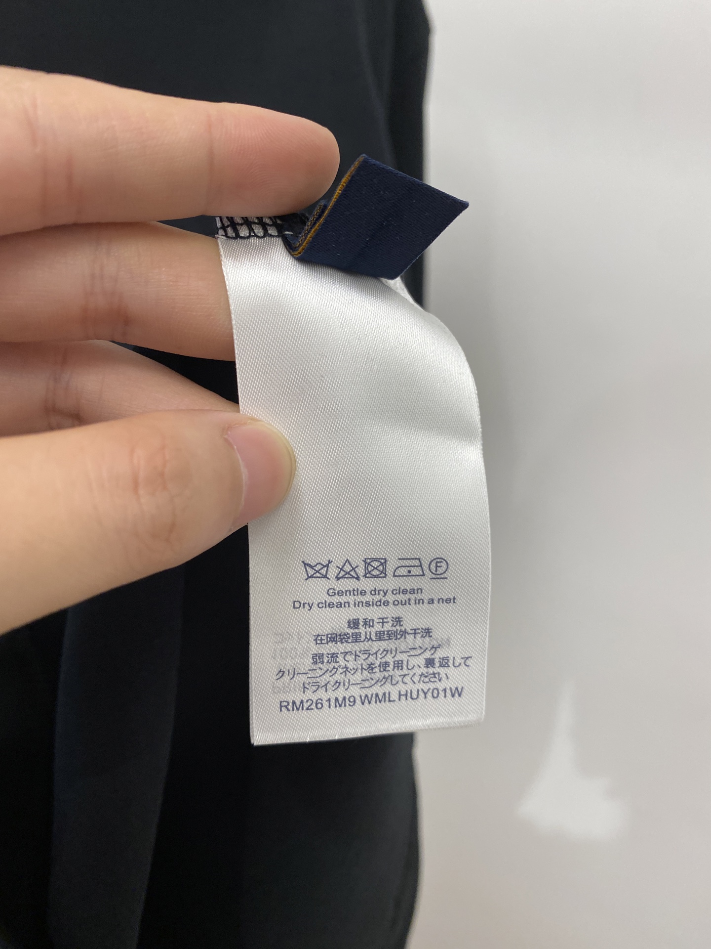 ￼ 路易威登、2026新品短袖T恤，帅气时尚，胸前精致刺绣字母logo，简约百搭款。面料棉 不仅挺括，保