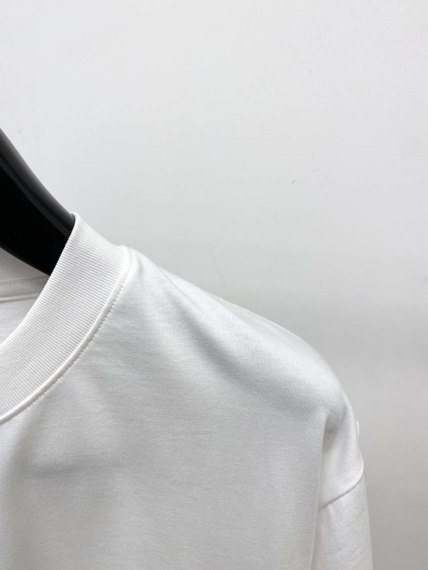 AMIRI、2026新品短袖T恤，帅气时尚，胸前精致刺绣字母图案logo，简约百搭款。面料棉 不仅挺括，