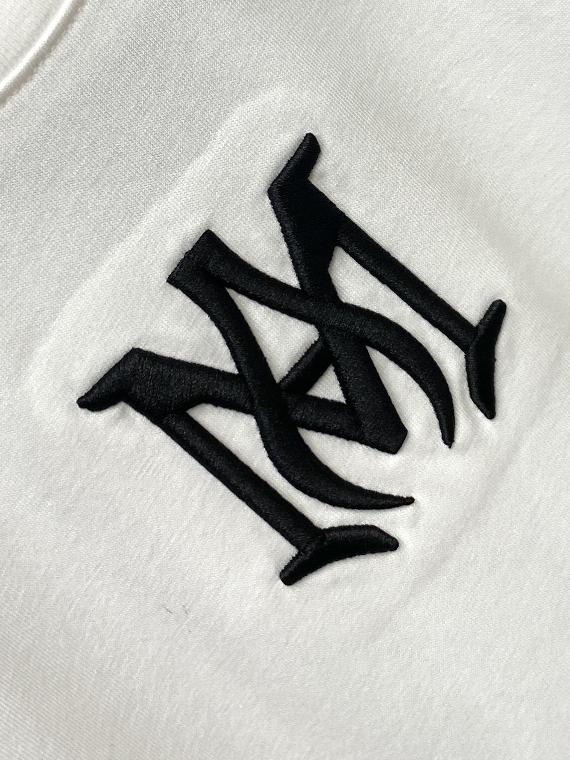 AMIRI、2026新品短袖T恤，帅气时尚，胸前精致刺绣字母图案logo，简约百搭款。面料棉 不仅挺括，