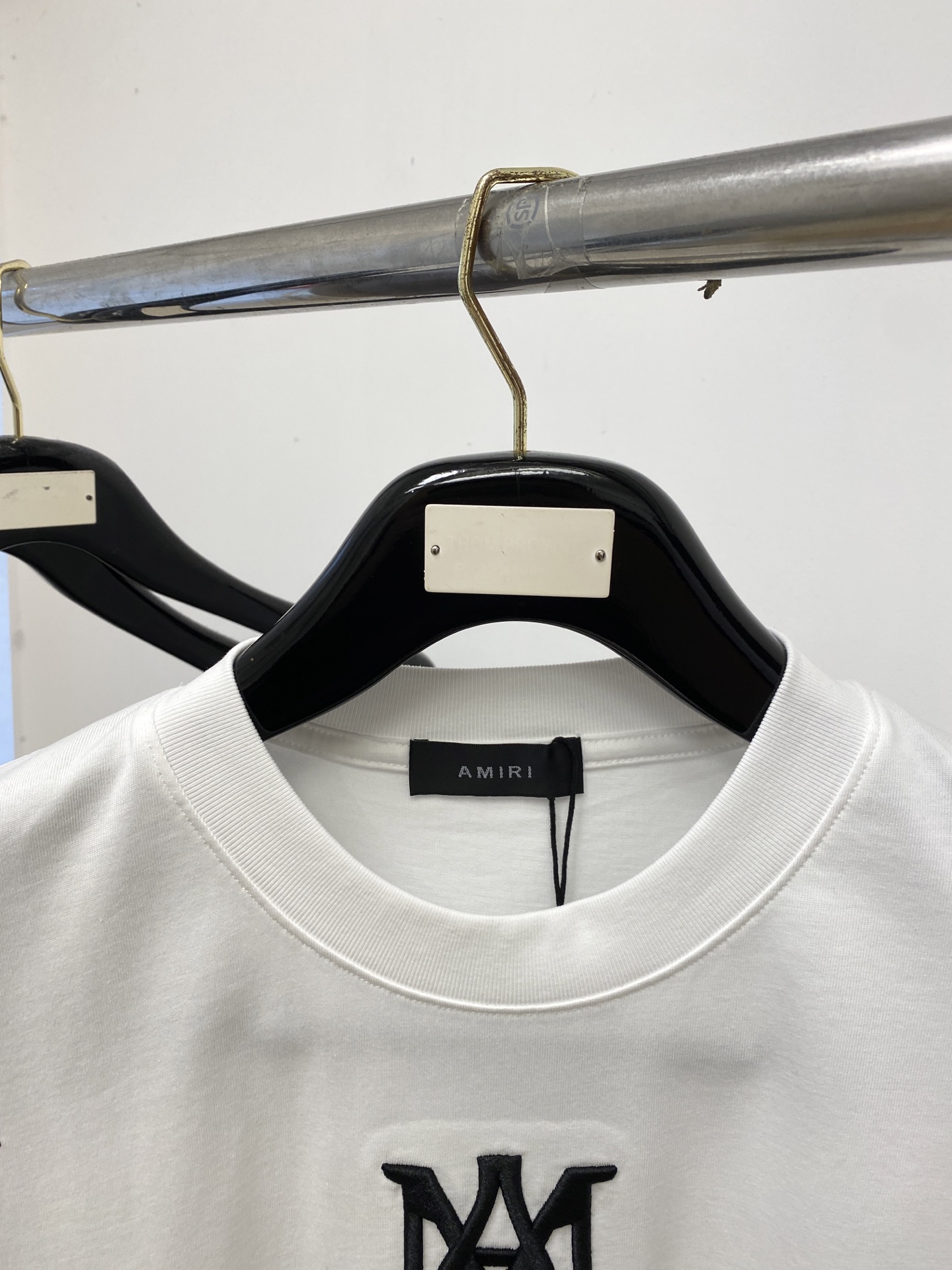 AMIRI、2026新品短袖T恤，帅气时尚，胸前精致刺绣字母图案logo，简约百搭款。面料棉 不仅挺括，