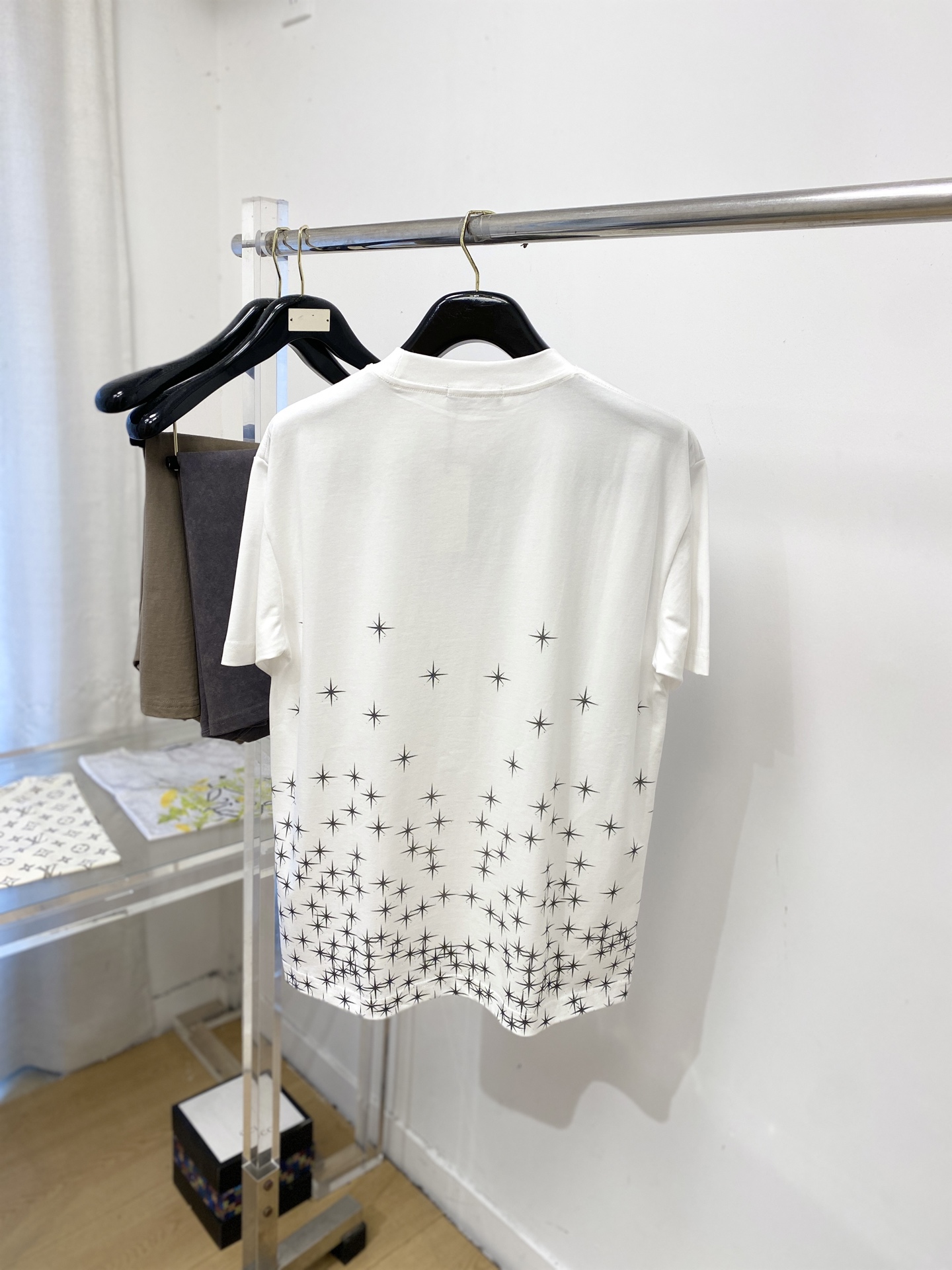 AMIRI、2026新品短袖T恤，帅气时尚，胸前精致刺绣字母图案logo，简约百搭款。面料棉 不仅挺括，
