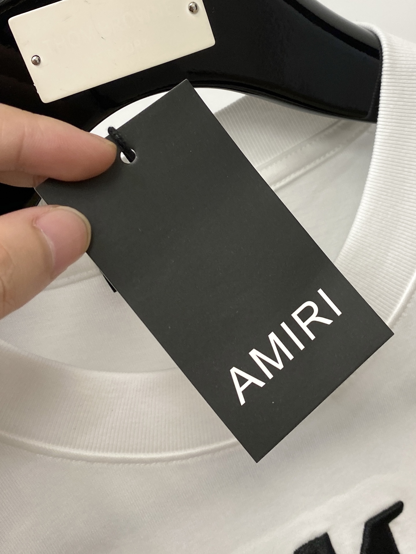 AMIRI、2026新品短袖T恤，帅气时尚，胸前精致刺绣字母图案logo，简约百搭款。面料棉 不仅挺括，