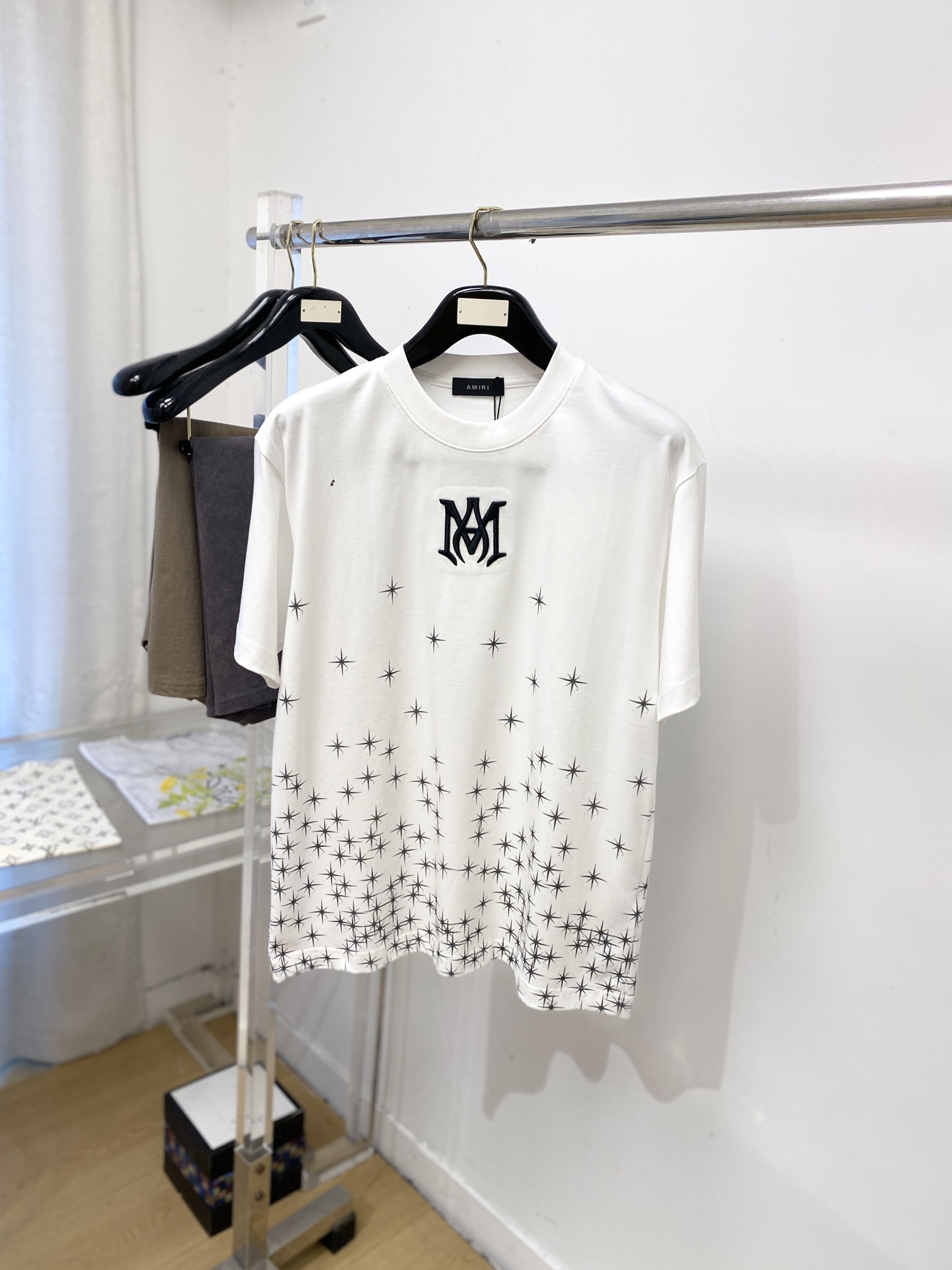 AMIRI、2026新品短袖T恤，帅气时尚，胸前精致刺绣字母图案logo，简约百搭款。面料棉 不仅挺括，