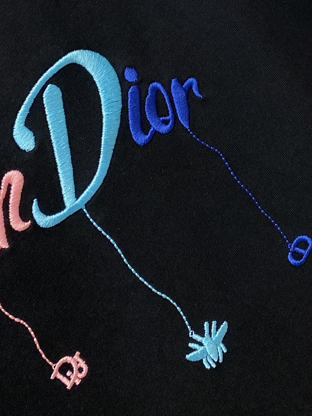 迪奥、2026新品短袖T恤，帅气时尚，胸前精致刺绣字母logo，简约百搭款。面料棉 不仅挺括，保持潮流的