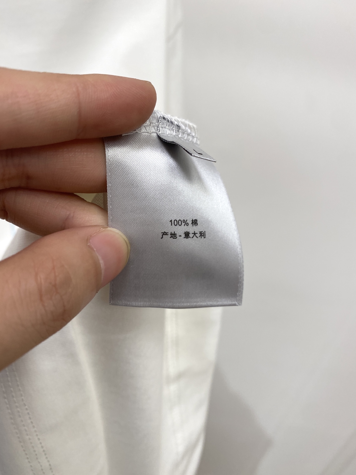 迪奥、2026新品短袖T恤，帅气时尚，胸前精致刺绣字母logo，简约百搭款。面料棉 不仅挺括，保持潮流的