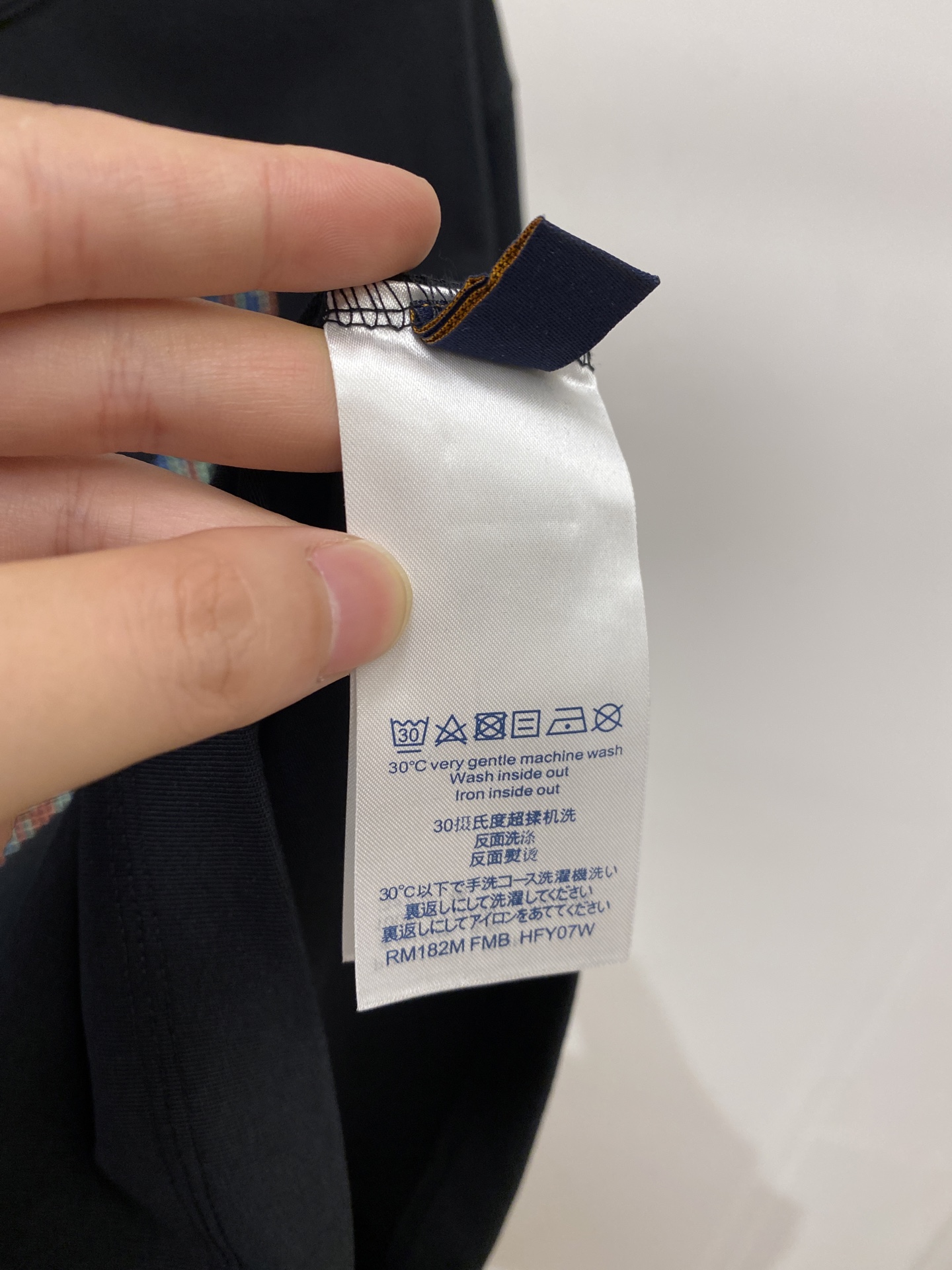 路易威登、2026新品短袖T恤，帅气时尚，胸前精致刺绣图案字母logo，简约百搭款。面料棉 不仅挺括，保