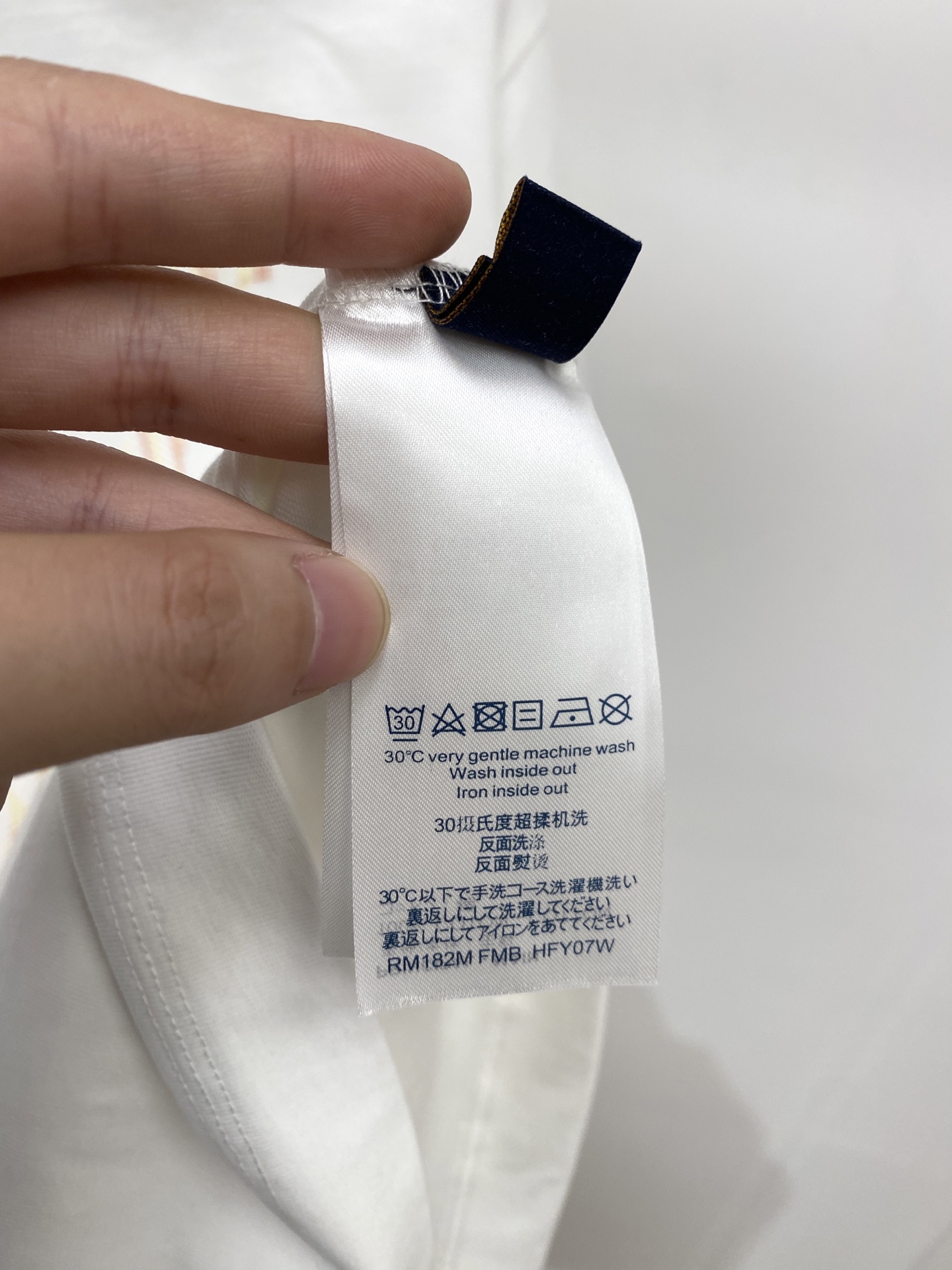 路易威登、2026新品短袖T恤，帅气时尚，胸前精致刺绣图案字母logo，简约百搭款。面料棉 不仅挺括，保