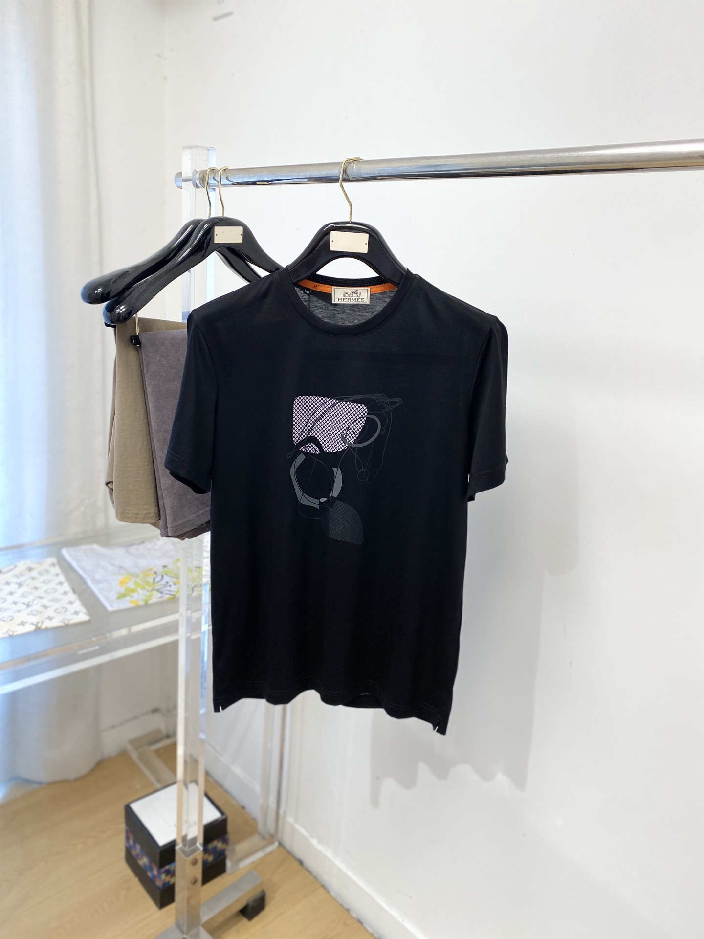 NO:914460,Hermes, 2026 new short-sleeved T-shirt, handsome and fashionable, top-notch printed logo on the chest, simple and versatile. The knitted fabric is not only crisp and maintains the trendy silhouette, but also comfortable to wear, and the yarn is more delicate. Size M-34XL, hermes, T-shirt, tees, t-shirt,19860909爱马仕、2026新品短袖T恤,帅气时尚,胸前顶级印胶图案logo,简约百搭款.面料针织 不仅挺括,保持潮流的廓形,又穿着舒适,纱织更细腻,码数M-34XL,,hermes,T-shirt,tees，t-shirt,,Men's clothing