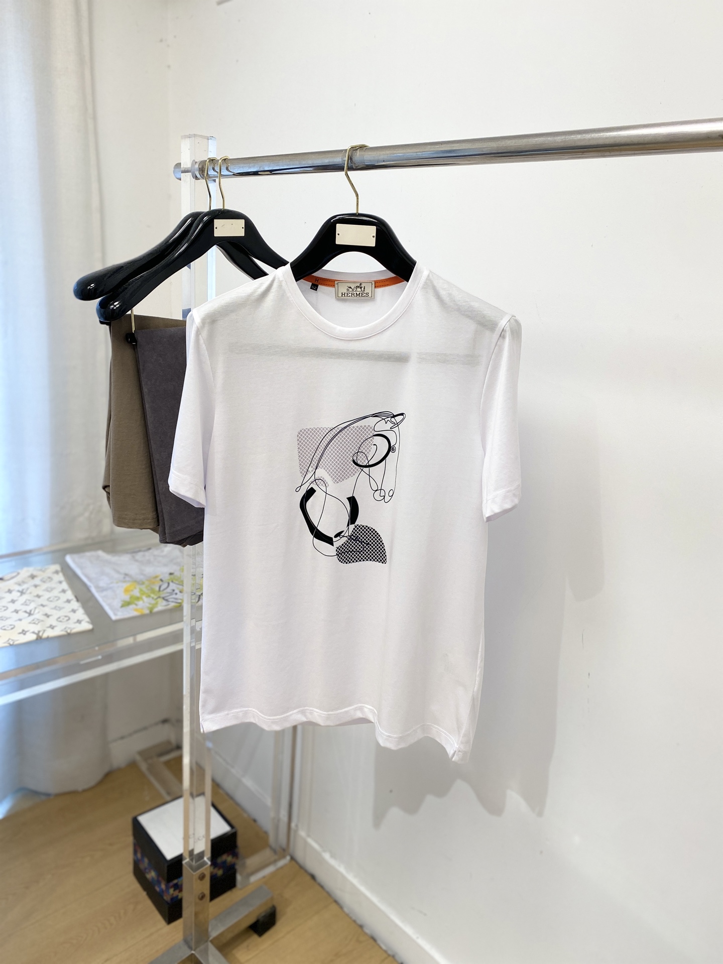NO:914463,Hermes, 2026 new short-sleeved T-shirt, handsome and fashionable, top-notch printed logo on the chest, simple and versatile. The knitted fabric is not only crisp and maintains the trendy silhouette, but also comfortable to wear, and the yarn is more delicate. Size M-4XL,, hermes, T-shirt, tees, t-shirt,19860909爱马仕、2026新品短袖T恤,帅气时尚,胸前顶级印胶图案logo,简约百搭款.面料针织 不仅挺括,保持潮流的廓形,又穿着舒适,纱织更细腻,码数M-4XL,,hermes,T-shirt,tees，t-shirt,,Men's clothing