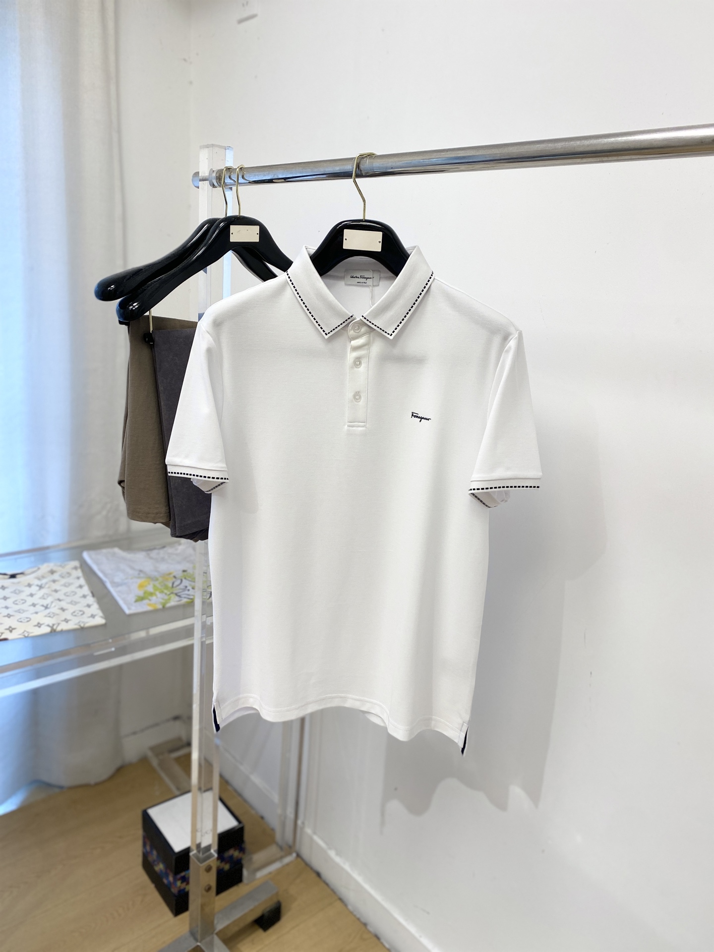 NO:914466,Ferragamo, 2026 new short-sleeved T-shirt, handsome and fashionable, with exquisite embroidered letter logo on the chest, simple and versatile. The knitted fabric is not only crisp and maintains the trendy silhouette, but also comfortable to wear, and the yarn is more delicate. Size M-3XL,, ferragamo, T-shirt, tees, t-shirt,19860909菲拉格慕、2026新品短袖T恤,帅气时尚,胸前精致刺绣字母logo,简约百搭款.面料针织 不仅挺括,保持潮流的廓形,又穿着舒适,纱织更细腻,码数M-3XL,,ferragamo,T-shirt,tees，t-shirt,,Men's clothing