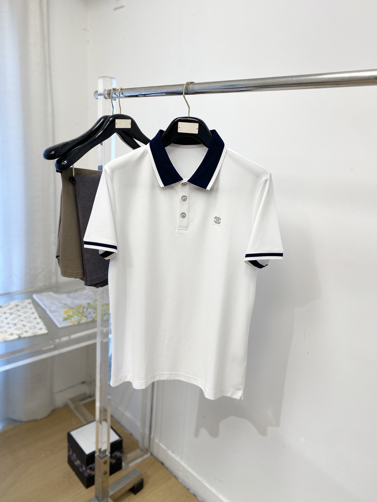 NO:914469,CHANEL Chanel, 2026 new short-sleeved T-shirt, handsome and fashionable, simple and versatile. Exquisite embroidery pattern letter logo on the chest, fabric cotton is not only crisp and maintains the trendy silhouette, but also comfortable to wear, the yarn is more delicate, size M-3XL,,chanel,chanel,T-shirt,tees,t-shirt,19860909CHANEL香奈儿、2026新品短袖T恤,帅气时尚,简约百搭款.胸前精致刺绣图案字母logo,面料棉 不仅挺括,保持潮流的廓形,又穿着舒适,纱织更细腻,码数M-3XL,,chanel,chanel,T-shirt,tees，t-shirt,,Men's clothing