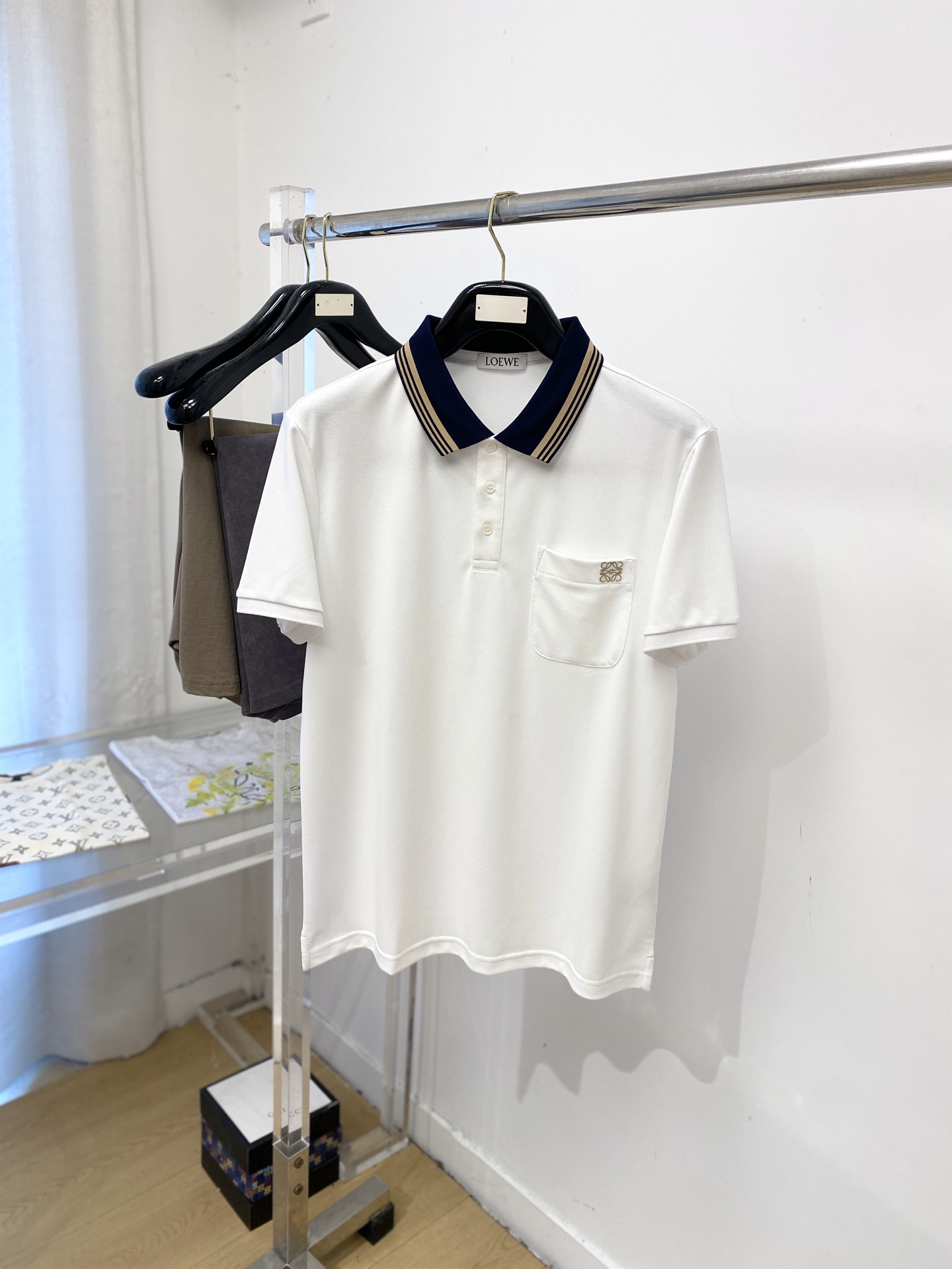 NO:914472,Loewe, 2026 new short-sleeved T-shirt, handsome and fashionable, simple and versatile. Exquisite embroidered logo on the chest. The fabric is cotton. It is not only crisp and maintains the trendy silhouette, but also comfortable to wear. The yarn is more delicate. Size M-3XL, loewe, T-shirt, tees, t-shirt,19860909罗意威、2026新品短袖T恤,帅气时尚,简约百搭款.胸前精致刺绣图案logo,面料棉 不仅挺括,保持潮流的廓形,又穿着舒适,纱织更细腻,码数M-3XL,,loewe,T-shirt,tees，t-shirt,,Men's clothing