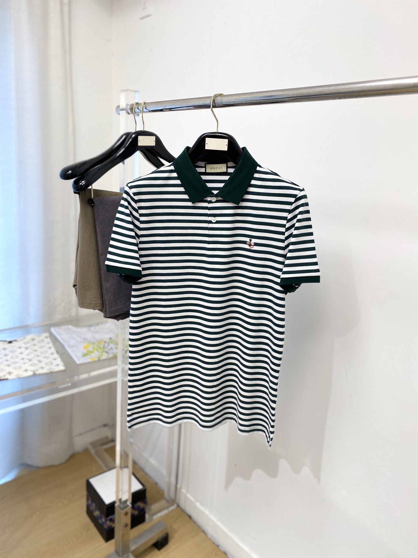 NO:914475,Gucci, 2026 new short-sleeved T-shirt, handsome and fashionable, simple and versatile. Exquisitely embroidered letter pattern logo on the chest. The fabric is cotton. It is not only crisp and maintains the trendy silhouette, but also comfortable to wear. The yarn is more delicate. Size M-3XL, T-shirt, tees, t-shirt,19860909古奇、2026新品短袖T恤,帅气时尚,简约百搭款.胸前精致刺绣字母图案logo,面料棉 不仅挺括,保持潮流的廓形,又穿着舒适,纱织更细腻,码数M-3XL,,T-shirt,tees，t-shirt,,Men's clothing