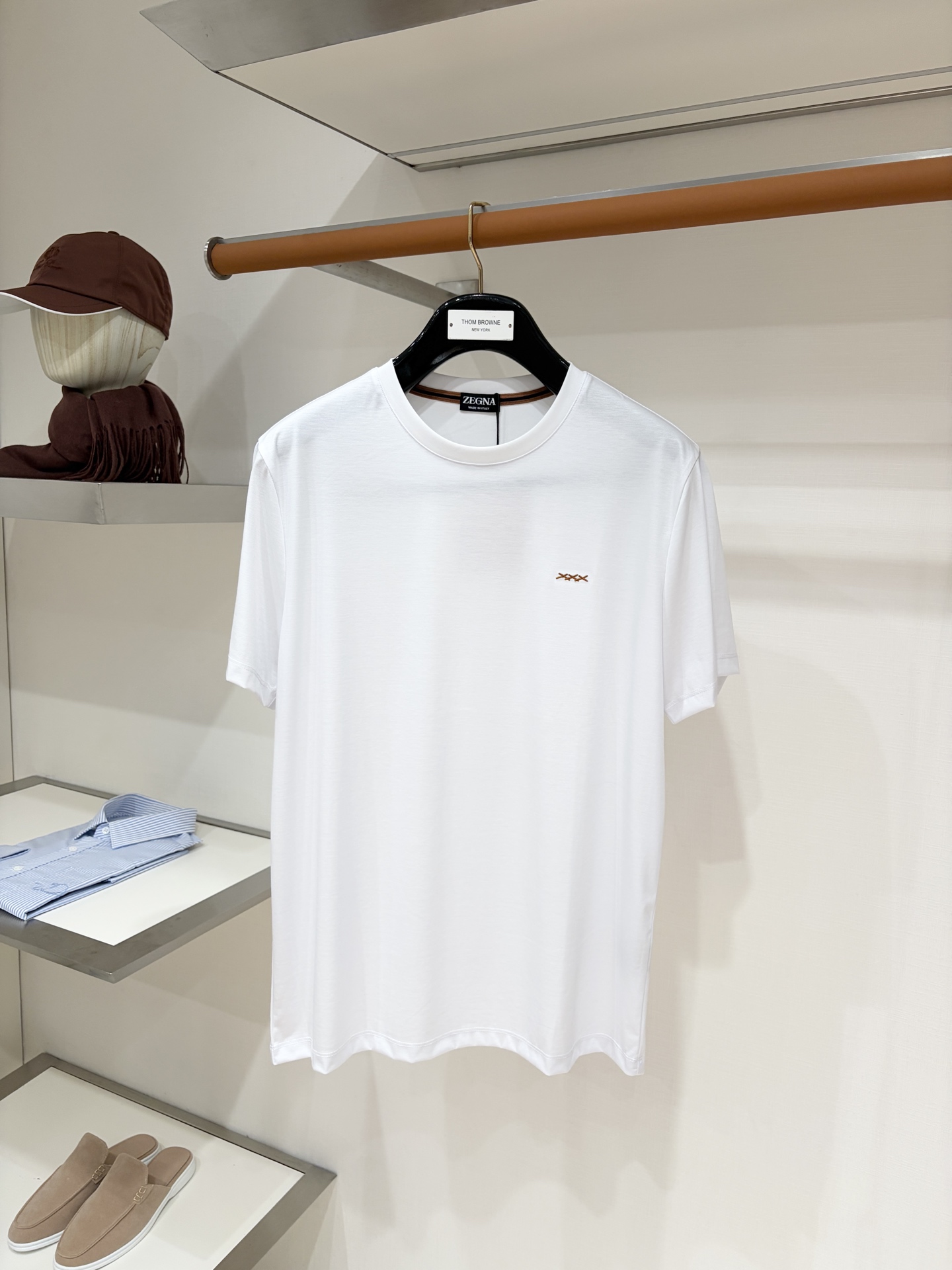 NO:914461,Zegna, 2026 new short-sleeved T-shirt, handsome and fashionable, with exquisite embroidered letter pattern logo on the chest, simple and versatile. The fabric cotton is not only crisp and maintains the trendy silhouette, but also comfortable to wear, and the yarn is more delicate. Size M-3XL,,zegna,T-shirt,tees,t-shirt,19860909杰尼亚、2026新品短袖T恤,帅气时尚,胸前精致刺绣字母图案logo,简约百搭款.面料棉 不仅挺括,保持潮流的廓形,又穿着舒适,纱织更细腻,码数M-3XL,,zegna,T-shirt,tees，t-shirt,,Men's clothing