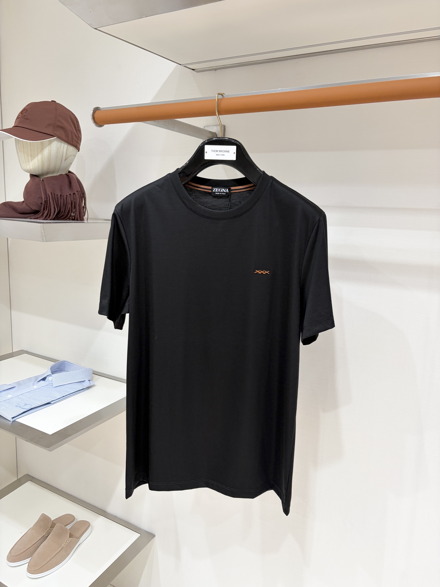 NO:914464,Zegna, 2026 new short-sleeved T-shirt, handsome and fashionable, with exquisite embroidered letter pattern logo on the chest, simple and versatile. The fabric cotton is not only crisp and maintains the trendy silhouette, but also comfortable to wear, and the yarn is more delicate. Size M-3Xl,,zegna,T-shirt,tees,t-shirt,19860909杰尼亚、2026新品短袖T恤,帅气时尚,胸前精致刺绣字母图案logo,简约百搭款.面料棉 不仅挺括,保持潮流的廓形,又穿着舒适,纱织更细腻,码数M-3Xl,,zegna,T-shirt,tees，t-shirt,,Men's clothing