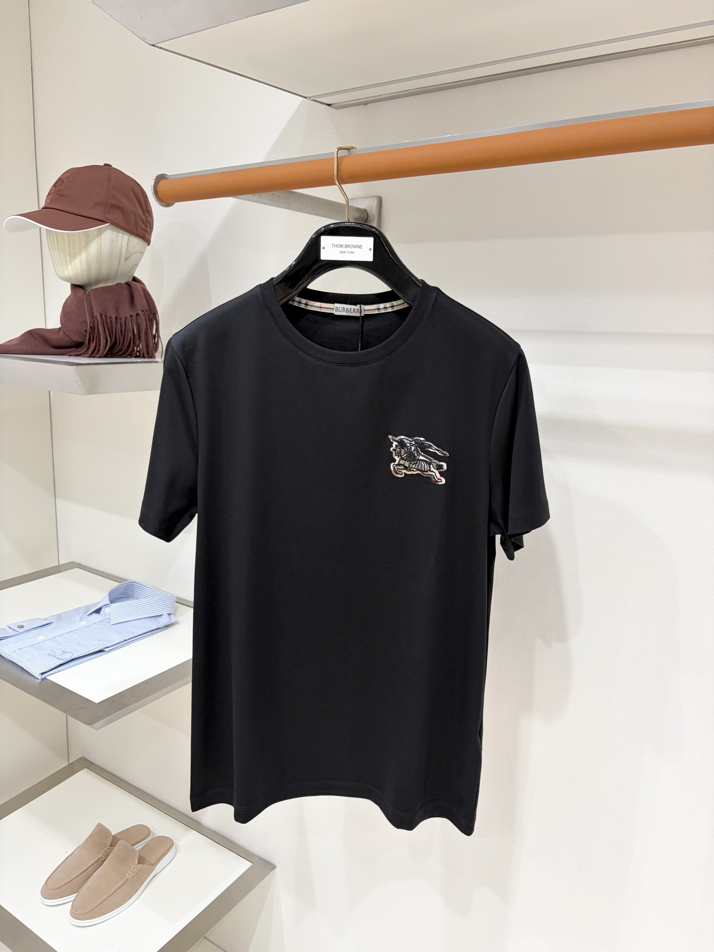 NO:914468,Burberry, 2026 new short-sleeved T-shirt, handsome and fashionable, exquisite embroidery pattern letter logo on the chest, simple and versatile. The fabric cotton is not only crisp and maintains the trendy silhouette, but also comfortable to wear, and the yarn is more delicate. The size is M-3XL,, burberry, T-shirt, tees, t-shirt,19860909巴宝莉、2026新品短袖T恤,帅气时尚,胸前精致刺绣图案字母logo,简约百搭款.面料棉 不仅挺括,保持潮流的廓形,又穿着舒适,纱织更细腻,码数M-3XL,,burberry,T-shirt,tees，t-shirt,,Men's clothing