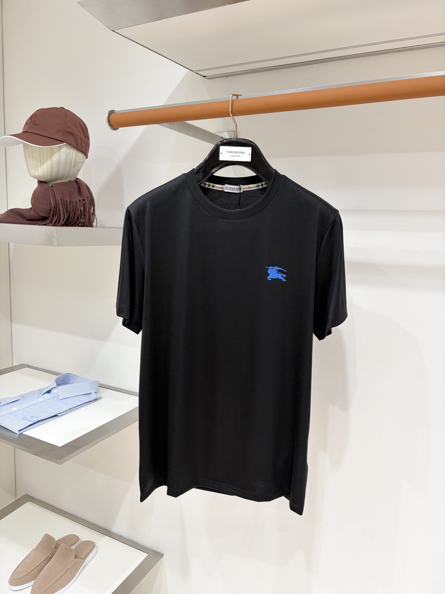 NO:914471,Burberry, 2026 new short-sleeved T-shirt, handsome and fashionable, top-notch printed letter logo on the chest, simple and versatile. The fabric cotton is not only crisp and maintains the trendy silhouette, but also comfortable to wear, and the yarn is more delicate. The size is M-3XL,, burberry, T-shirt, tees, t-shirt,19860909巴宝莉、2026新品短袖T恤,帅气时尚,胸前顶级印胶字母logo,简约百搭款.面料棉 不仅挺括,保持潮流的廓形,又穿着舒适,纱织更细腻,码数M-3XL,,burberry,T-shirt,tees，t-shirt,,Men's clothing