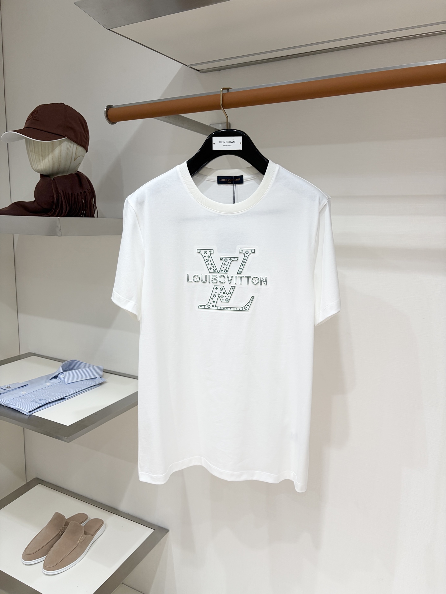 NO:914474,Louis Vuitton, 2026 new short-sleeved T-shirt, handsome and fashionable, top-notch printed embroidered letter pattern logo on the chest, simple and versatile. The fabric cotton is not only crisp and maintains the trendy silhouette, but also comfortable to wear, and the yarn is more delicate. Size M-3XL,, louis vuitton, T-shirt, tees, t-shirt,19860909路易威登、2026新品短袖T恤,帅气时尚,胸前顶级印花刺绣字母图案logo,简约百搭款.面料棉 不仅挺括,保持潮流的廓形,又穿着舒适,纱织更细腻,码数M-3XL,,louis vuitton,T-shirt,tees，t-shirt,,Men's clothing