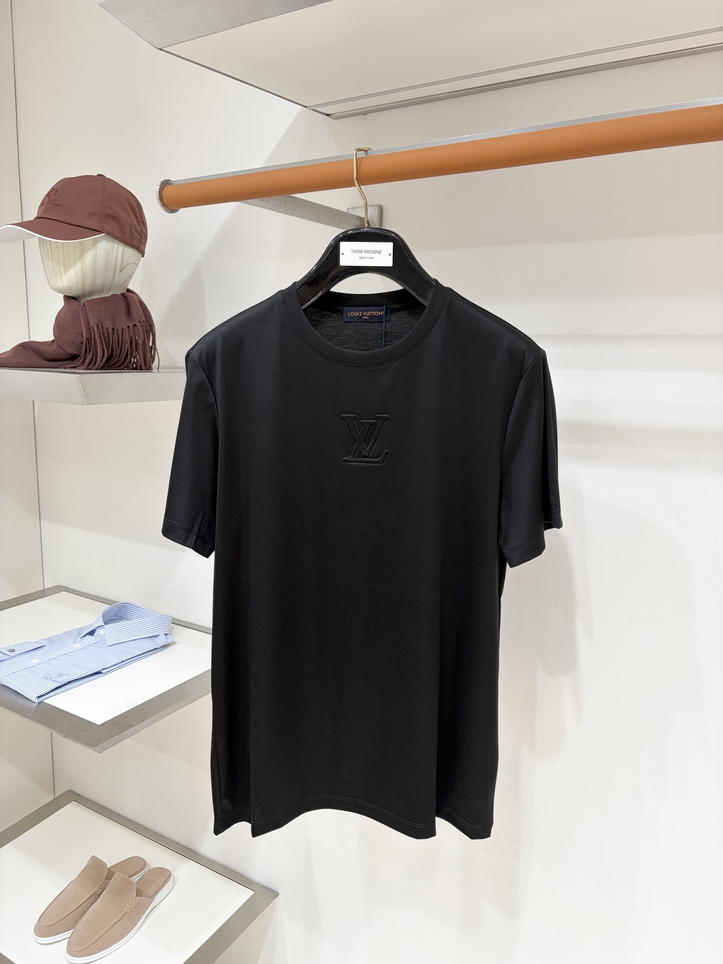 NO:914477,Louis Vuitton, 2026 new short-sleeved T-shirt, handsome and fashionable, with a concave and convex pattern letter logo on the chest, simple and versatile. The fabric cotton is not only crisp and maintains the trendy silhouette, but also comfortable to wear, and the yarn is more delicate. Size M-3XL,, louis vuitton, T-shirt, tees, t-shirt,19860909路易威登、2026新品短袖T恤,帅气时尚,胸前设计凹凸图案字母logo,简约百搭款.面料棉 不仅挺括,保持潮流的廓形,又穿着舒适,纱织更细腻,码数M-3XL,,louis vuitton,T-shirt,tees，t-shirt,,Men's clothing
