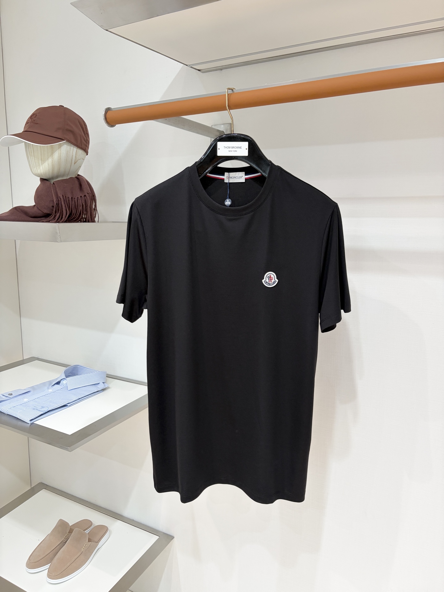 NO:914480,Covered mouth, 2026 new short-sleeved T-shirt, handsome and fashionable, with exquisite embroidered logo on the chest, simple and versatile. The fabric cotton is not only crisp and maintains the trendy silhouette, but also comfortable to wear, and the yarn is more delicate. Size M-3XL, Moncler, T-shirt, tees, t-shirt,19860909蒙口、2026新品短袖T恤,帅气时尚,胸前精致刺绣图案logo,简约百搭款.面料棉 不仅挺括,保持潮流的廓形,又穿着舒适,纱织更细腻,码数M-3XL,,Moncler,T-shirt,tees，t-shirt,,Men's clothing