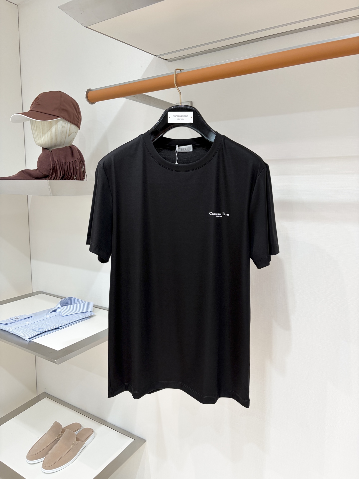 NO:914487,Dior, 2026 new short-sleeved T-shirt, handsome and fashionable, with exquisite embroidered letter logo on the chest, simple and versatile. The fabric cotton is not only crisp and maintains the trendy silhouette, but also comfortable to wear, and the yarn is more delicate. Size M-3XL, dior, T-shirt, tees, t-shirt,19860909迪奥、2026新品短袖T恤,帅气时尚,胸前精致刺绣字母logo,简约百搭款.面料棉 不仅挺括,保持潮流的廓形,又穿着舒适,纱织更细腻,码数M-3XL,,dior,T-shirt,tees，t-shirt,,Men's clothing