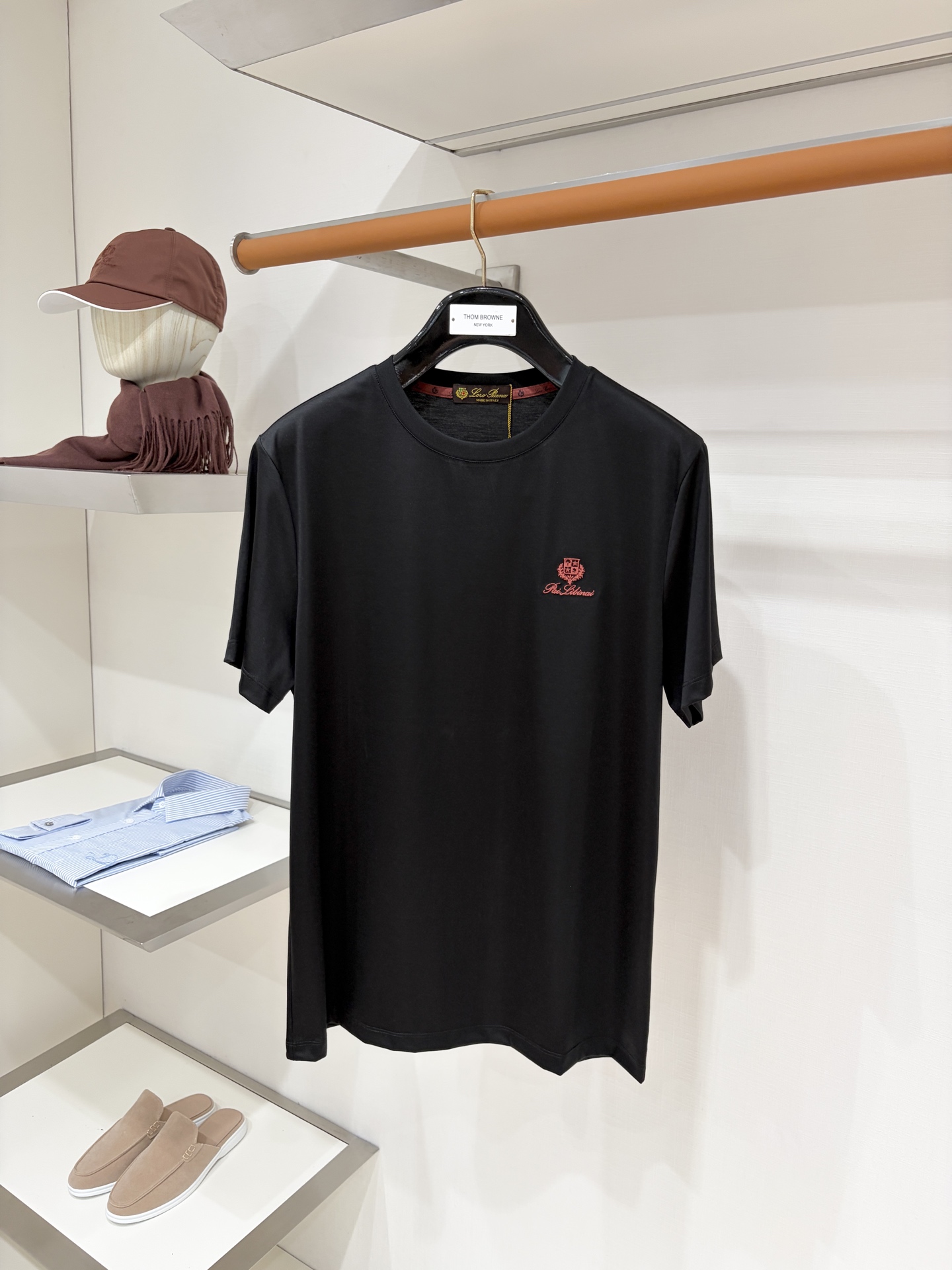 NO:914489,LP, 2026 new short-sleeved T-shirt, handsome and fashionable, simple and versatile. Exquisitely embroidered letter pattern logo on the chest. The fabric is cotton. It is not only crisp and maintains the trendy silhouette, but also comfortable to wear. The yarn is more delicate. Size M-3XL, loro piana, T-shirt, tees, t-shirt,19860909LP、2026新品短袖T恤,帅气时尚,简约百搭款.胸前精致刺绣字母图案logo,面料棉 不仅挺括,保持潮流的廓形,又穿着舒适,纱织更细腻,码数M-3XL,,loro piana,T-shirt,tees，t-shirt,,Men's clothing
