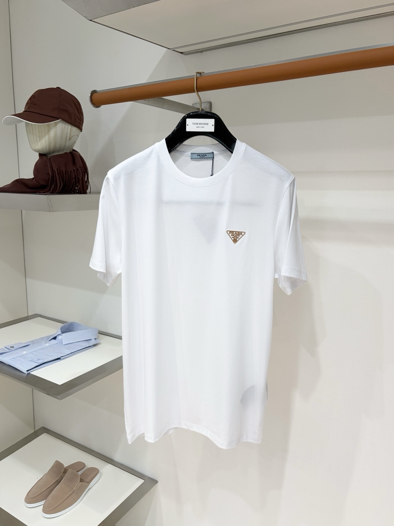 NO:914486,Prada, 2026 new short-sleeved T-shirt, handsome and fashionable, with exquisite embroidered letter logo on the chest, simple and versatile. The fabric cotton is not only crisp and maintains the trendy silhouette, but also comfortable to wear, and the yarn is more delicate. Size M-3XL, prada, T-shirt, tees, t-shirt,19860909普拉达、2026新品短袖T恤,帅气时尚,胸前精致刺绣字母logo,简约百搭款.面料棉 不仅挺括,保持潮流的廓形,又穿着舒适,纱织更细腻,码数M-3XL,,prada,T-shirt,tees，t-shirt,,Men's clothing