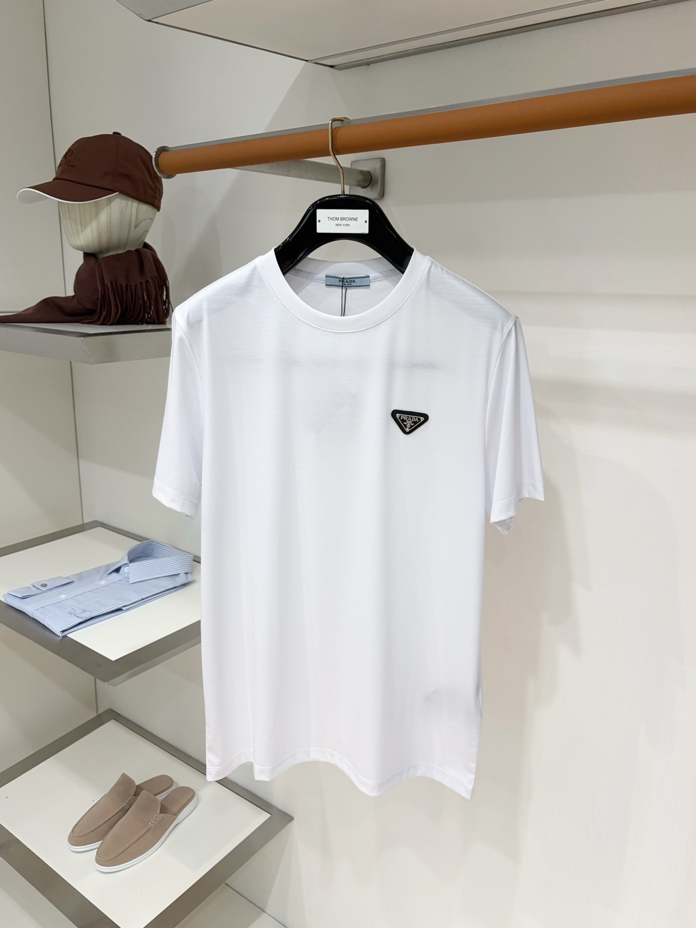 NO:914483,Prada, 2026 new short-sleeved T-shirt, handsome and fashionable, with a triangle logo on the chest hardware, simple and versatile. The fabric is cotton, which is not only crisp and maintains the trendy silhouette, but also comfortable to wear, and the yarn is more delicate. The size is M-3XL,, prada, T-shirt, tees, t-shirt,19860909普拉达、2026新品短袖T恤,帅气时尚,胸前五金装饰三角标logo,简约百搭款.面料棉 不仅挺括,保持潮流的廓形,又穿着舒适,纱织更细腻,码数M-3XL,,prada,T-shirt,tees，t-shirt,,Men's clothing