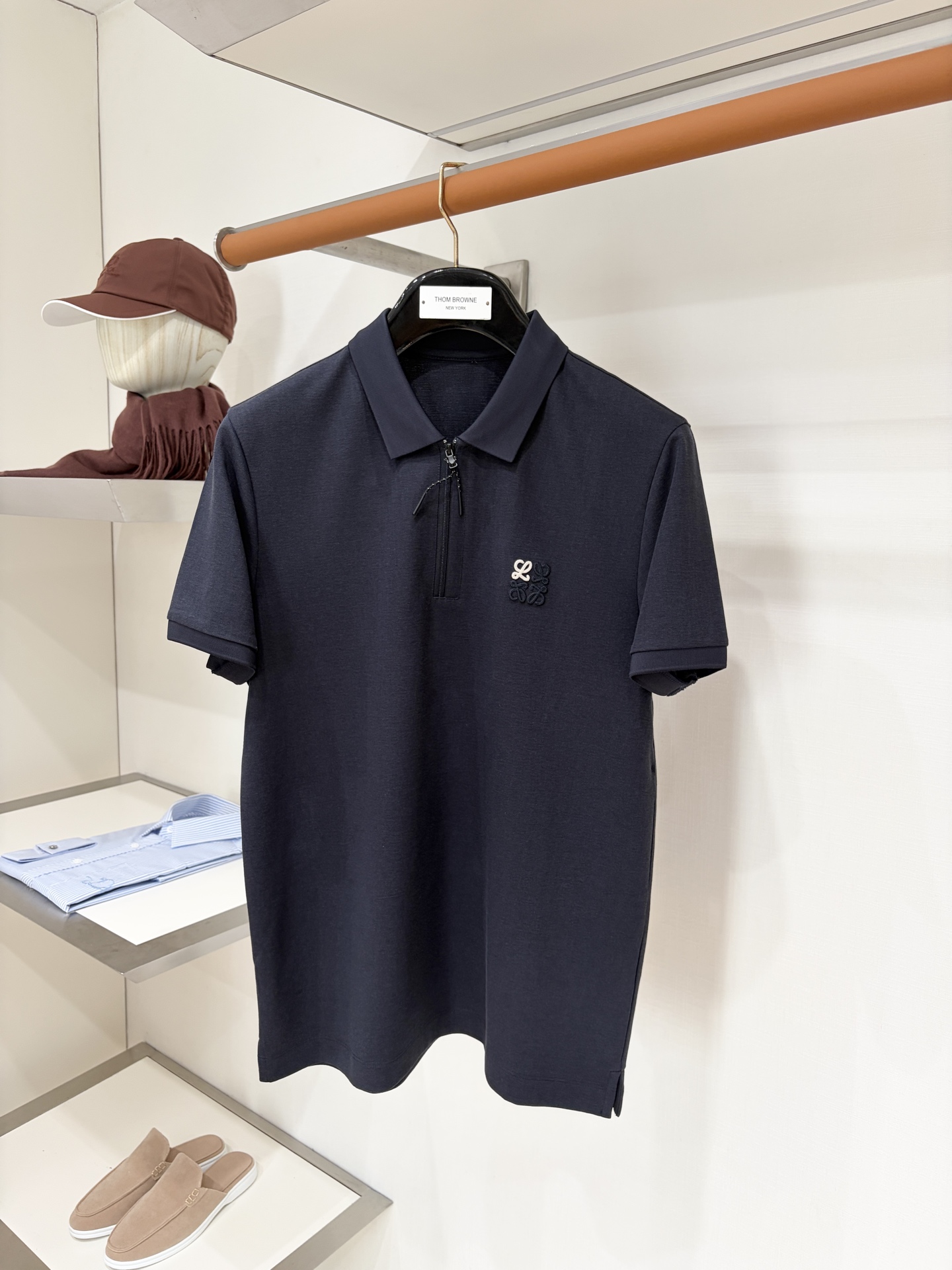 NO:914493,Loewe, 2026 new short-sleeved T-shirt, handsome and fashionable, with exquisite embroidered letter logo on the chest, simple and versatile. The fabric cotton is not only crisp and maintains the trendy silhouette, but also comfortable to wear, and the yarn is more delicate. Size M-3XL,, loewe, T-shirt, tees, t-shirt,19860909罗意威、2026新品短袖T恤,帅气时尚,胸前精致刺绣字母logo,简约百搭款.面料棉 不仅挺括,保持潮流的廓形,又穿着舒适,纱织更细腻,码数M-3XL,,loewe,T-shirt,tees，t-shirt,,Men's clothing