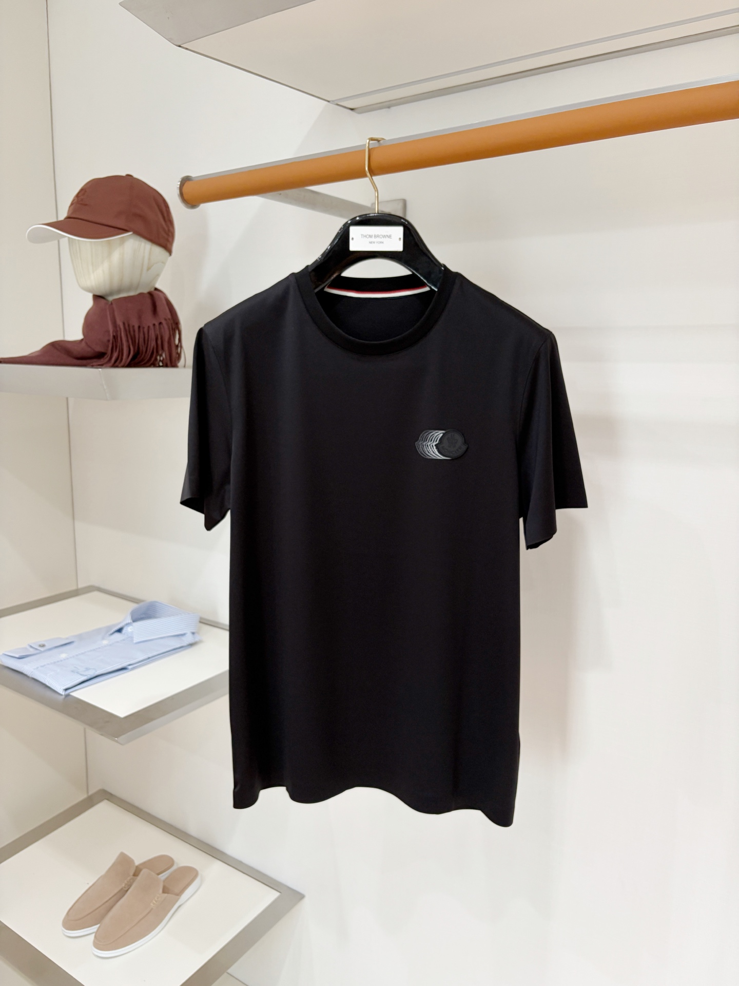 NO:914495,Covered mouth, 2026 new short-sleeved T-shirt, handsome and fashionable, top-notch printed letter logo on the chest, simple and versatile. The knitted fabric is not only crisp and maintains the trendy silhouette, but also comfortable to wear, and the yarn is more delicate. Size M-3XL, Moncler, T-shirt, tees, t-shirt,19860909蒙口、2026新品短袖T恤,帅气时尚,胸前顶级印花图案字母logo,简约百搭款.面料针织 不仅挺括,保持潮流的廓形,又穿着舒适,纱织更细腻,码数M-3XL,,Moncler,T-shirt,tees，t-shirt,,Men's clothing