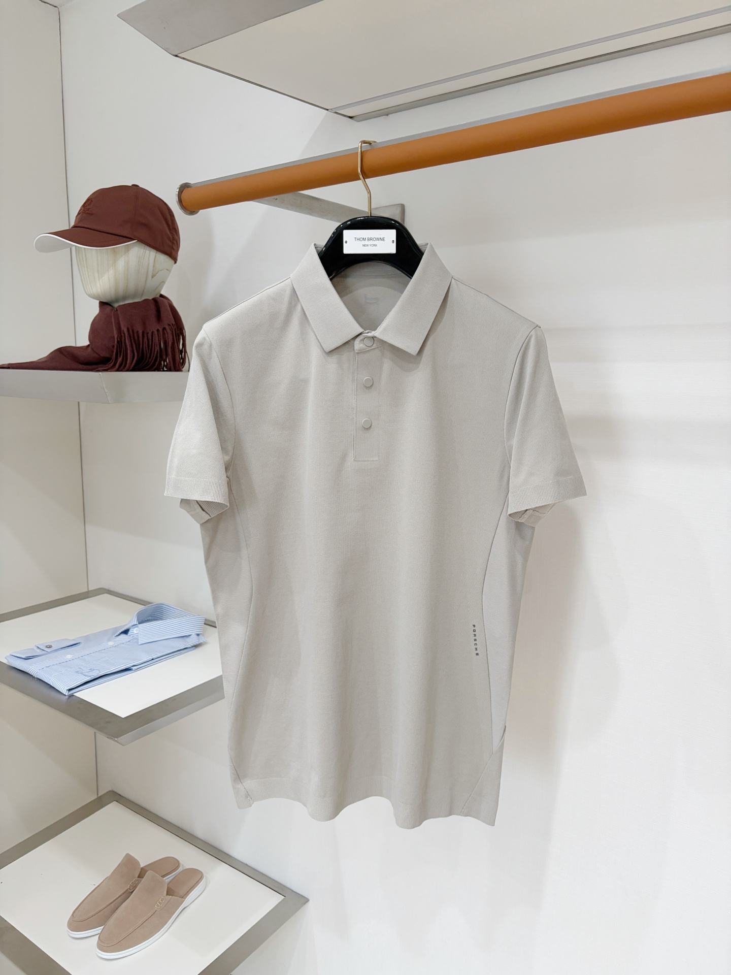 NO:914497,PORSCHE, 2026 new short-sleeved T-shirt, handsome and fashionable, vertical brand logo printing on the side, slightly waisted tailoring, simple and versatile. The fabric cotton is not only crisp and maintains the trendy silhouette, but also comfortable to wear, and the yarn is more delicate. Size M-3XL,, T-shirt, tees, t-shirt,19860909PORSCHE、2026新品短袖T恤,帅气时尚,侧边竖排品牌标识印花,微收腰剪裁,简约百搭款.面料棉 不仅挺括,保持潮流的廓形,又穿着舒适,纱织更细腻,码数M-3XL,,T-shirt,tees，t-shirt,,Men's clothing