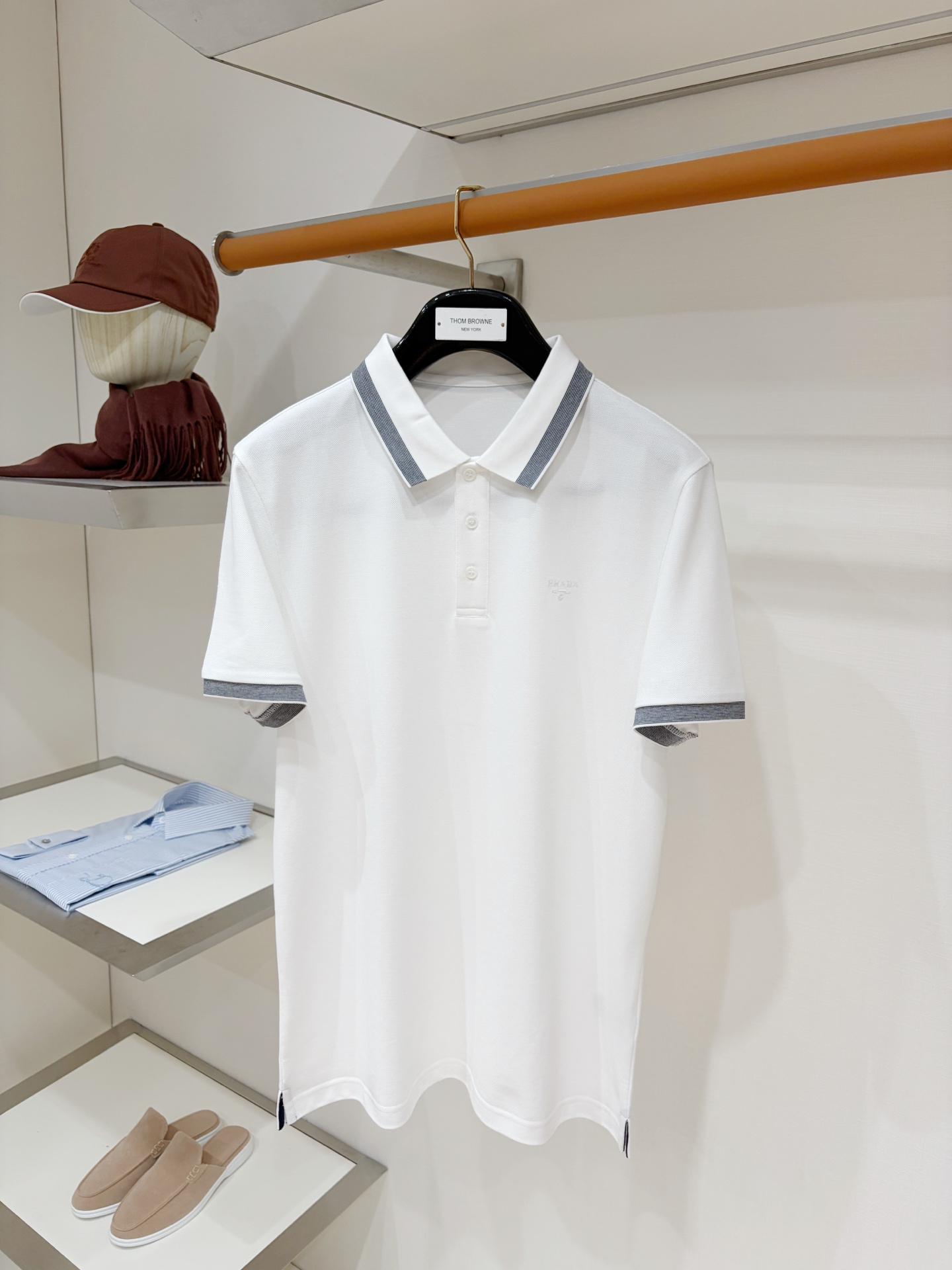 NO:914501,Prada, 2026 new short-sleeved T-shirt, handsome and fashionable, with exquisite embroidered letter logo on the chest, simple and versatile. The fabric cotton is not only crisp and maintains the trendy silhouette, but also comfortable to wear, and the yarn is more delicate. Size M-3XL, prada, T-shirt, tees, t-shirt,19860909普拉达、2026新品短袖T恤,帅气时尚,胸前精致刺绣字母logo,简约百搭款.面料棉 不仅挺括,保持潮流的廓形,又穿着舒适,纱织更细腻,码数M-3XL,,prada,T-shirt,tees，t-shirt,,Men's clothing
