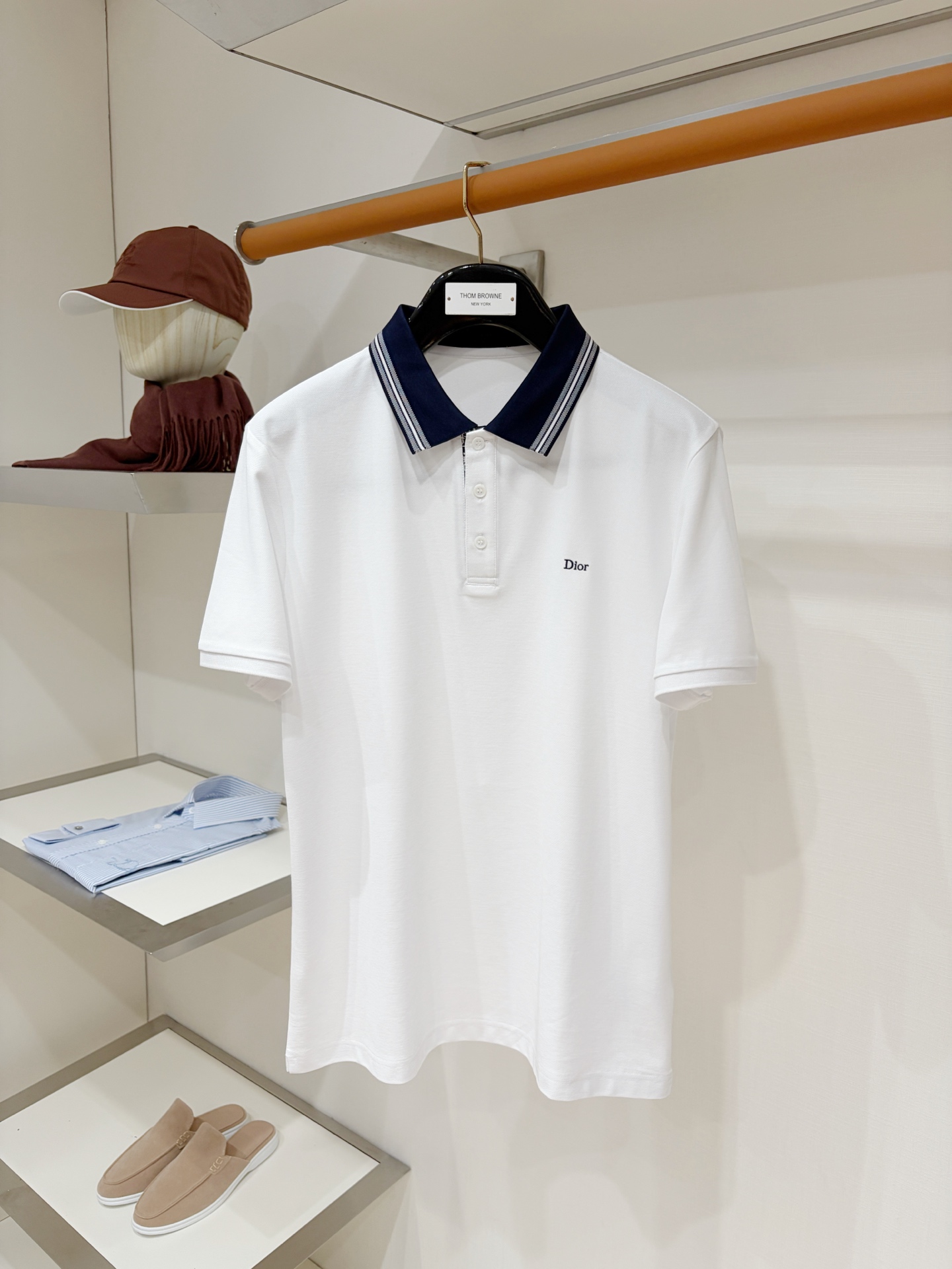NO:914503,Dior, 2026 new short-sleeved T-shirt, handsome and fashionable, with exquisite embroidered letter logo on the chest, simple and versatile. The fabric cotton is not only crisp and maintains the trendy silhouette, but also comfortable to wear, and the yarn is more delicate. Size M-3XL, dior, T-shirt, tees, t-shirt,19860909迪奥、2026新品短袖T恤,帅气时尚,胸前精致刺绣字母logo,简约百搭款.面料棉 不仅挺括,保持潮流的廓形,又穿着舒适,纱织更细腻,码数M-3XL,,dior,T-shirt,tees，t-shirt,,Men's clothing